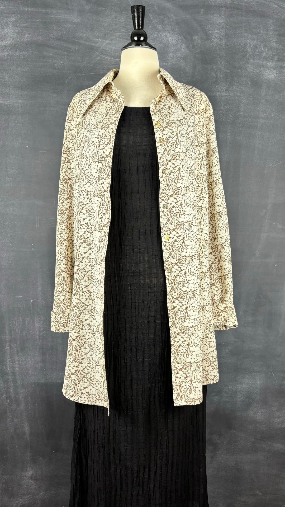 Robe longue noire Kaliyana, taille small. Vue de l'agencement avec la robe chemisier florale Joelle.