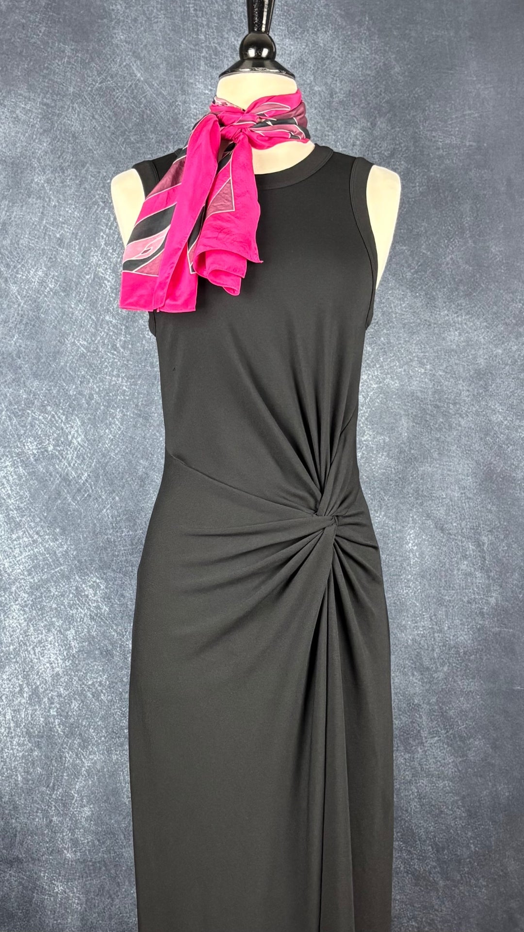 Robe longue noire avec joli plissé à la taille Club Monaco, taille xs. Vue de l'agencement avec le foulard à motifs fuchsia.