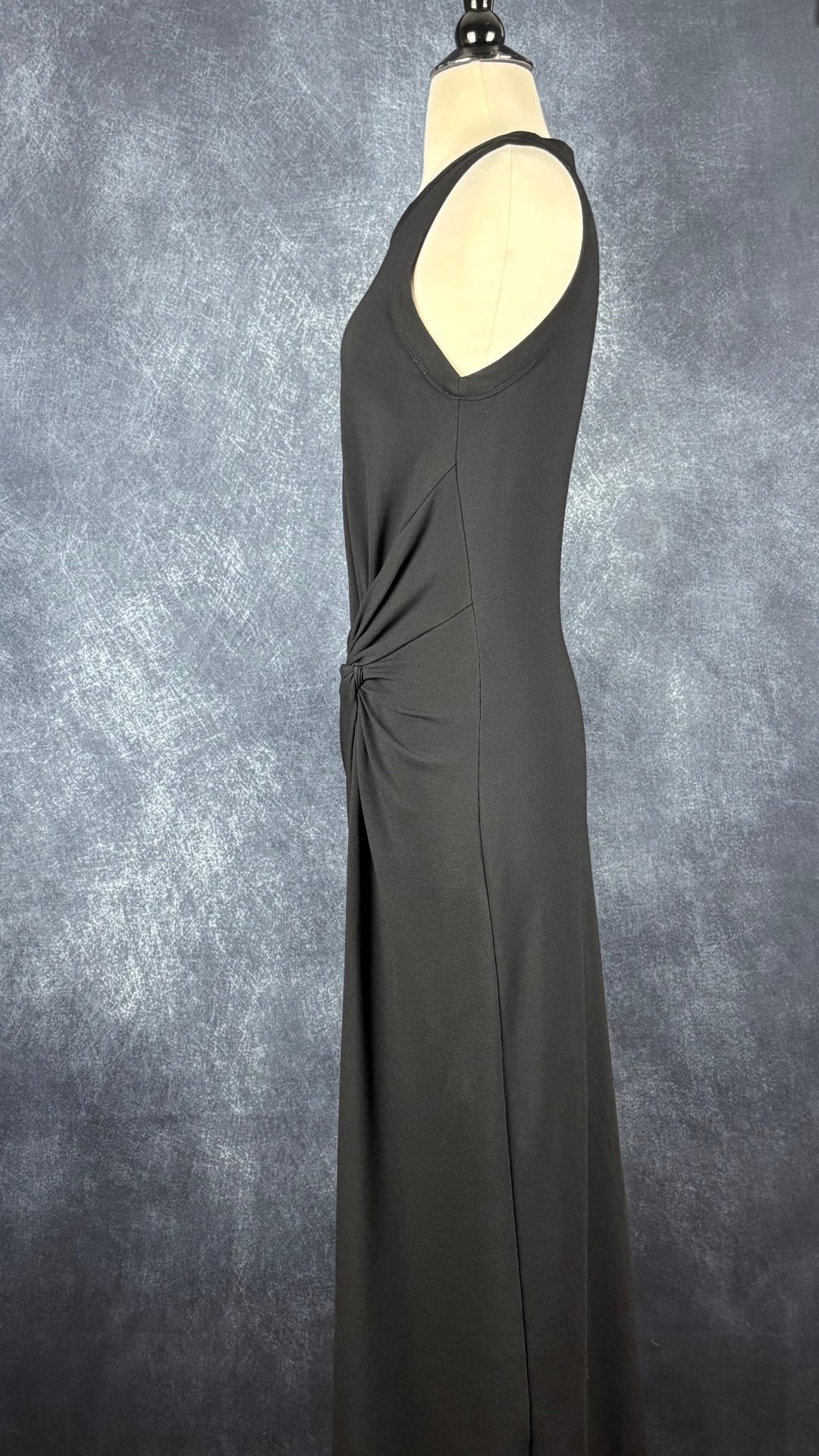Robe longue noire avec joli plissé à la taille Club Monaco, taille xs. Vue de côté.