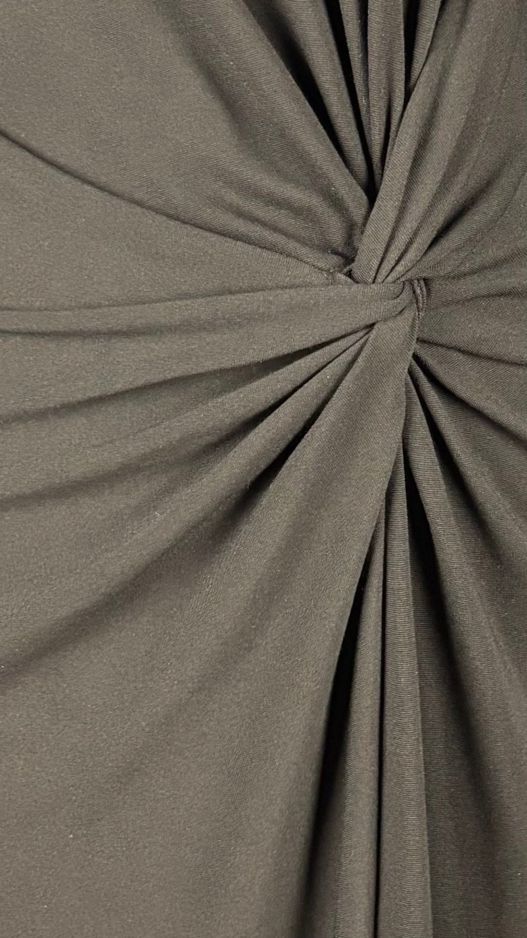 Robe longue noire avec joli plissé à la taille Club Monaco, taille xs. Vue de près du plissé.