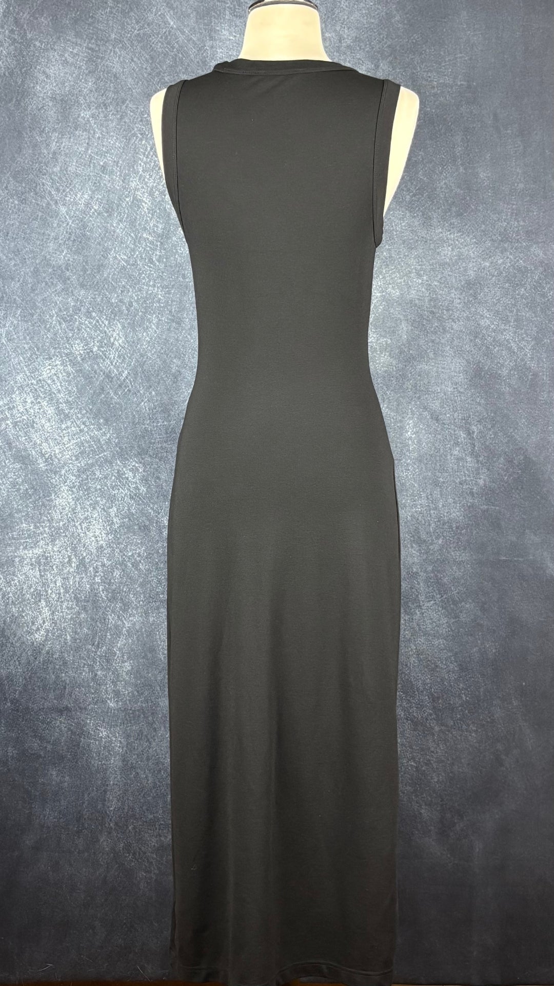 Robe longue noire avec joli plissé à la taille Club Monaco, taille xs. Vue de dos.