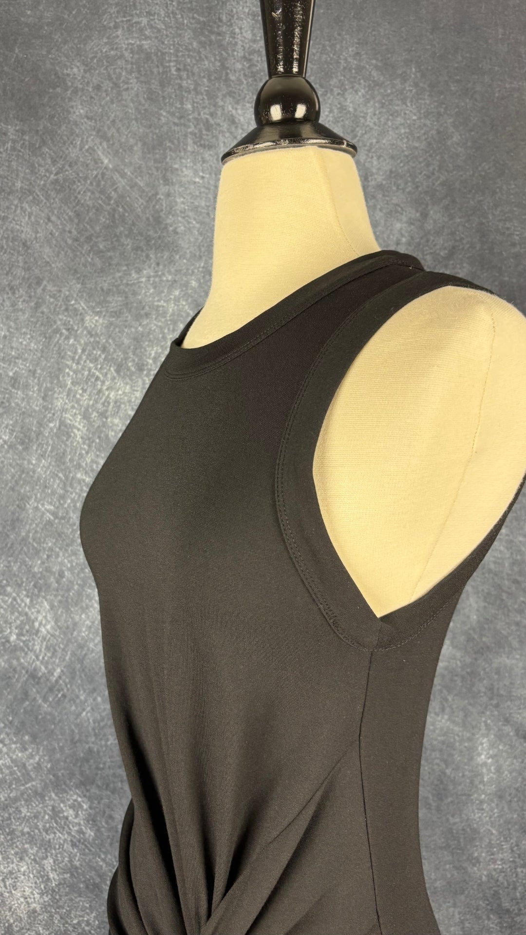Robe longue noire avec joli plissé à la taille Club Monaco, taille xs. Vue de l'encolure.