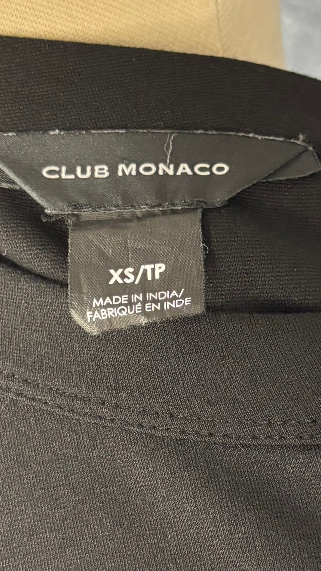 Robe longue noire avec joli plissé à la taille Club Monaco, taille xs. Vue de l'étiquette.