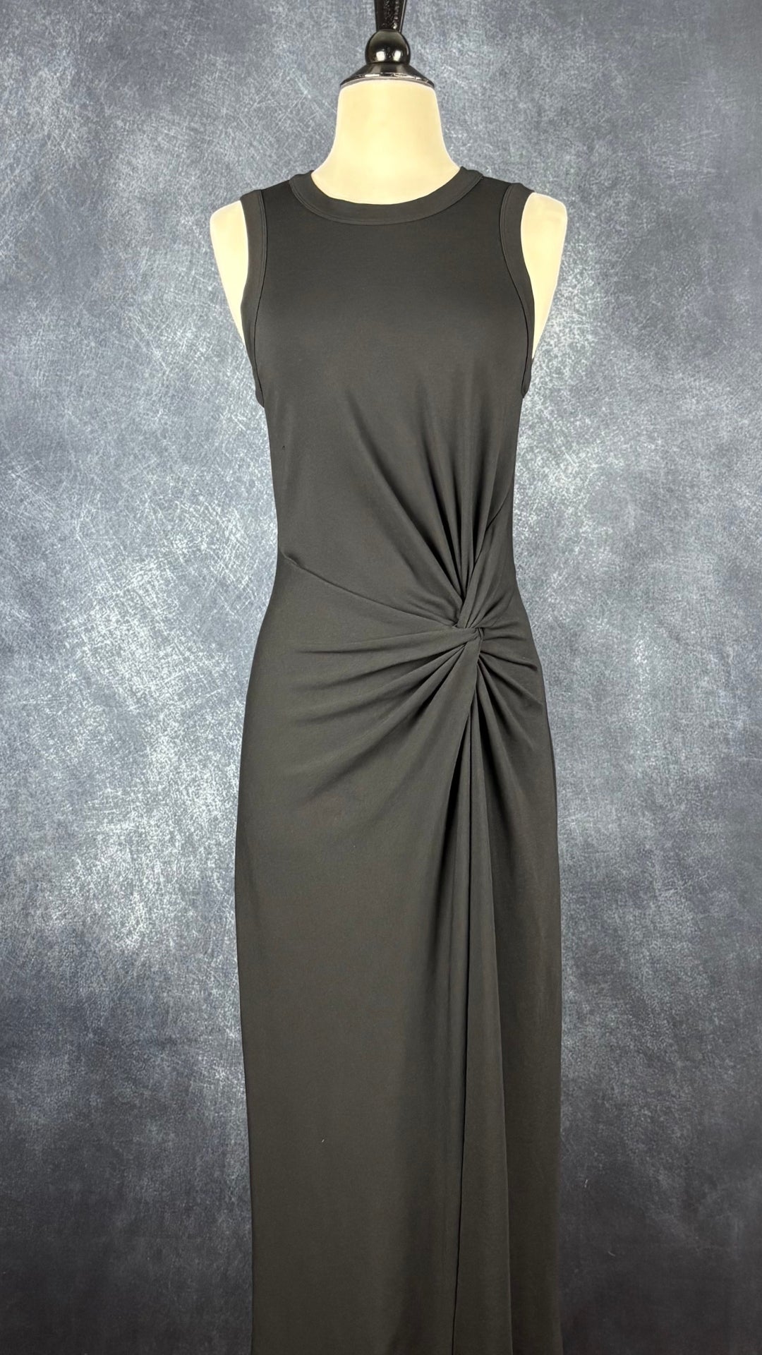 Robe longue noire avec joli plissé à la taille Club Monaco, taille xs. Vue de face.