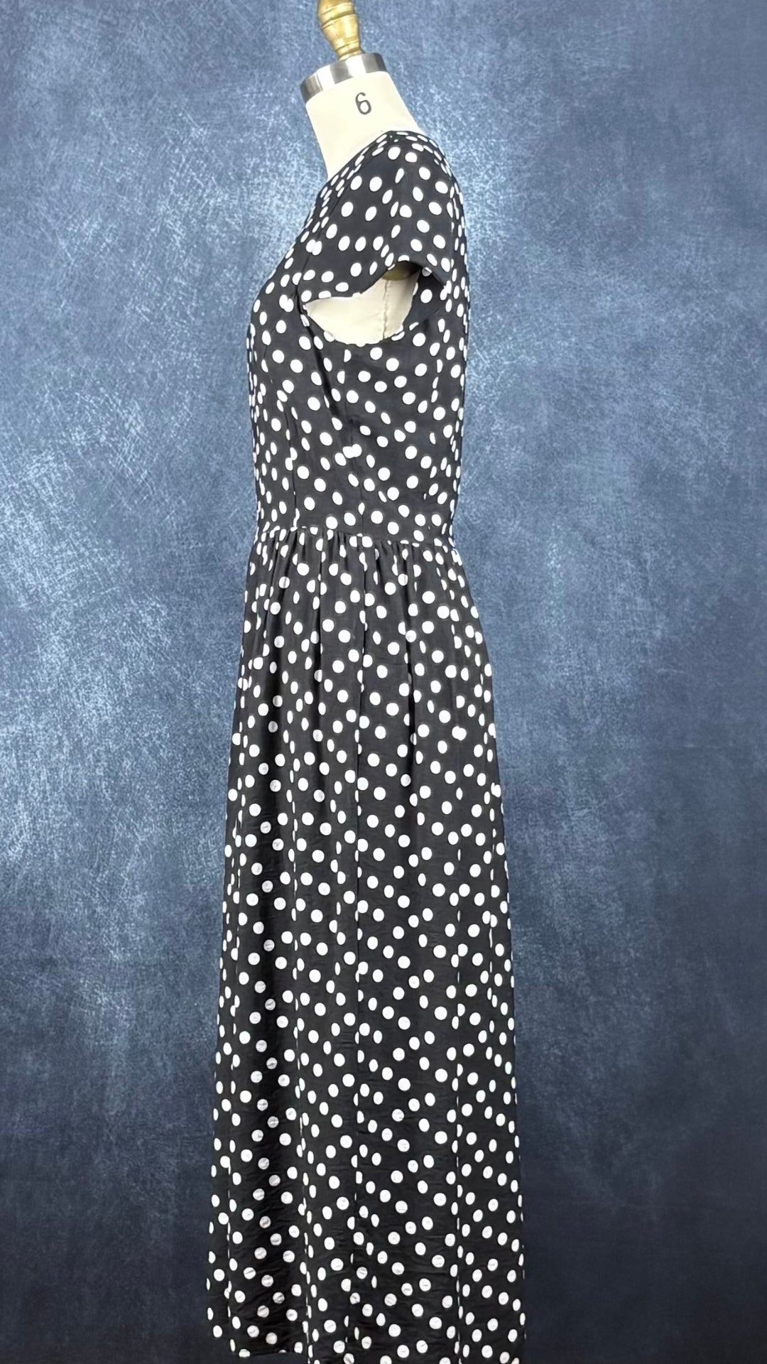 Robe longue maxi noire à pois blancs Mimz, taille medium. Vue de côté.