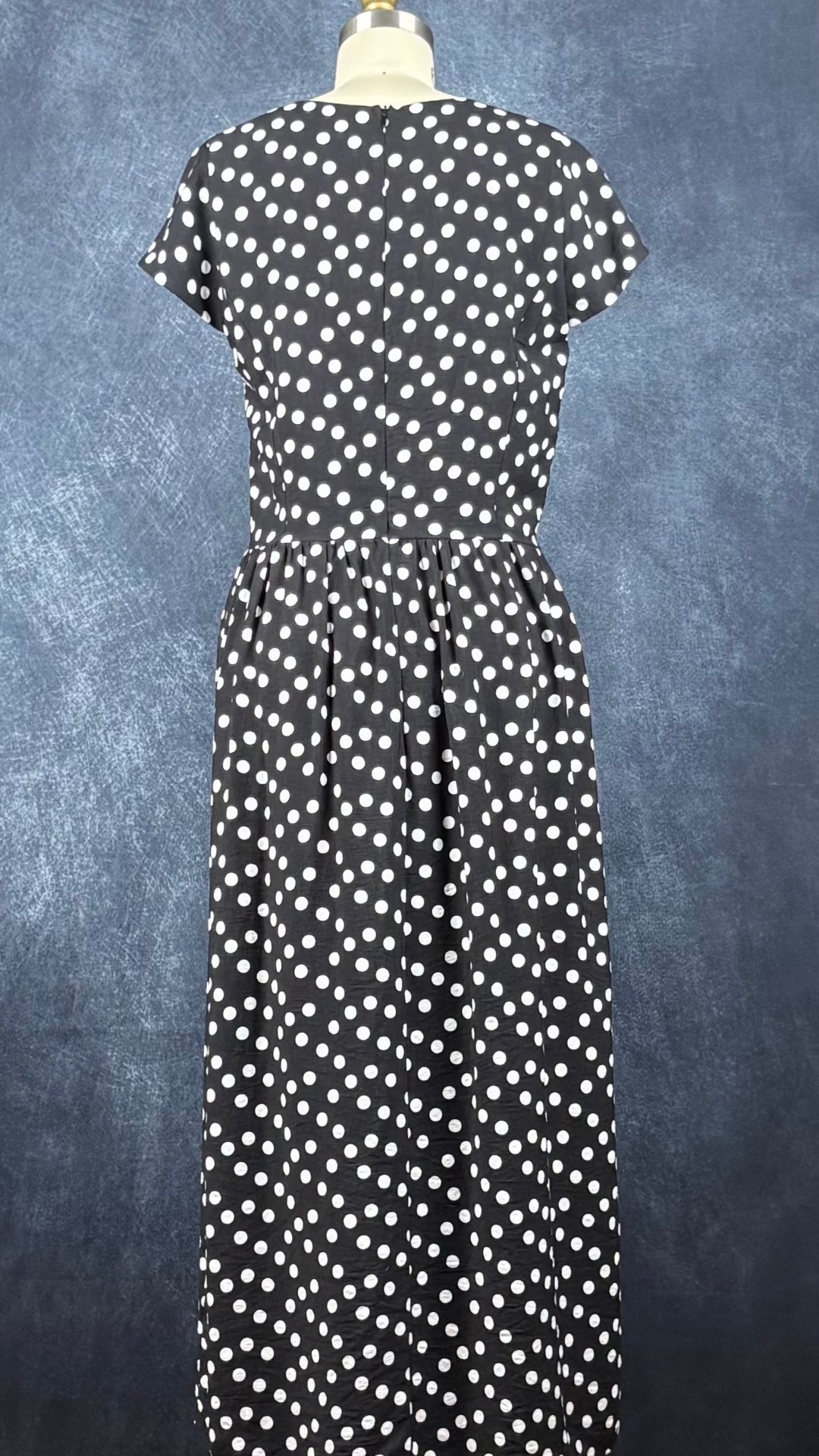 Robe longue maxi noire à pois blancs Mimz, taille medium. Vue de dos.