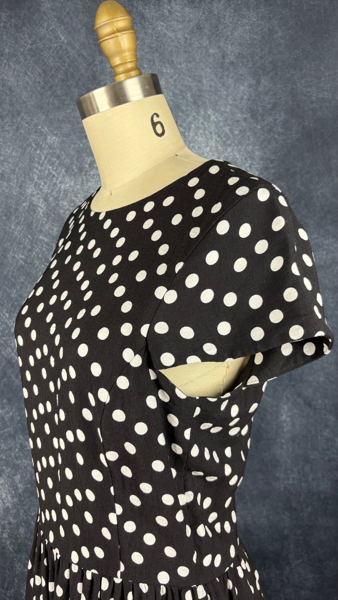 Robe longue maxi noire à pois blancs Mimz, taille medium. Vue de l'encolure.