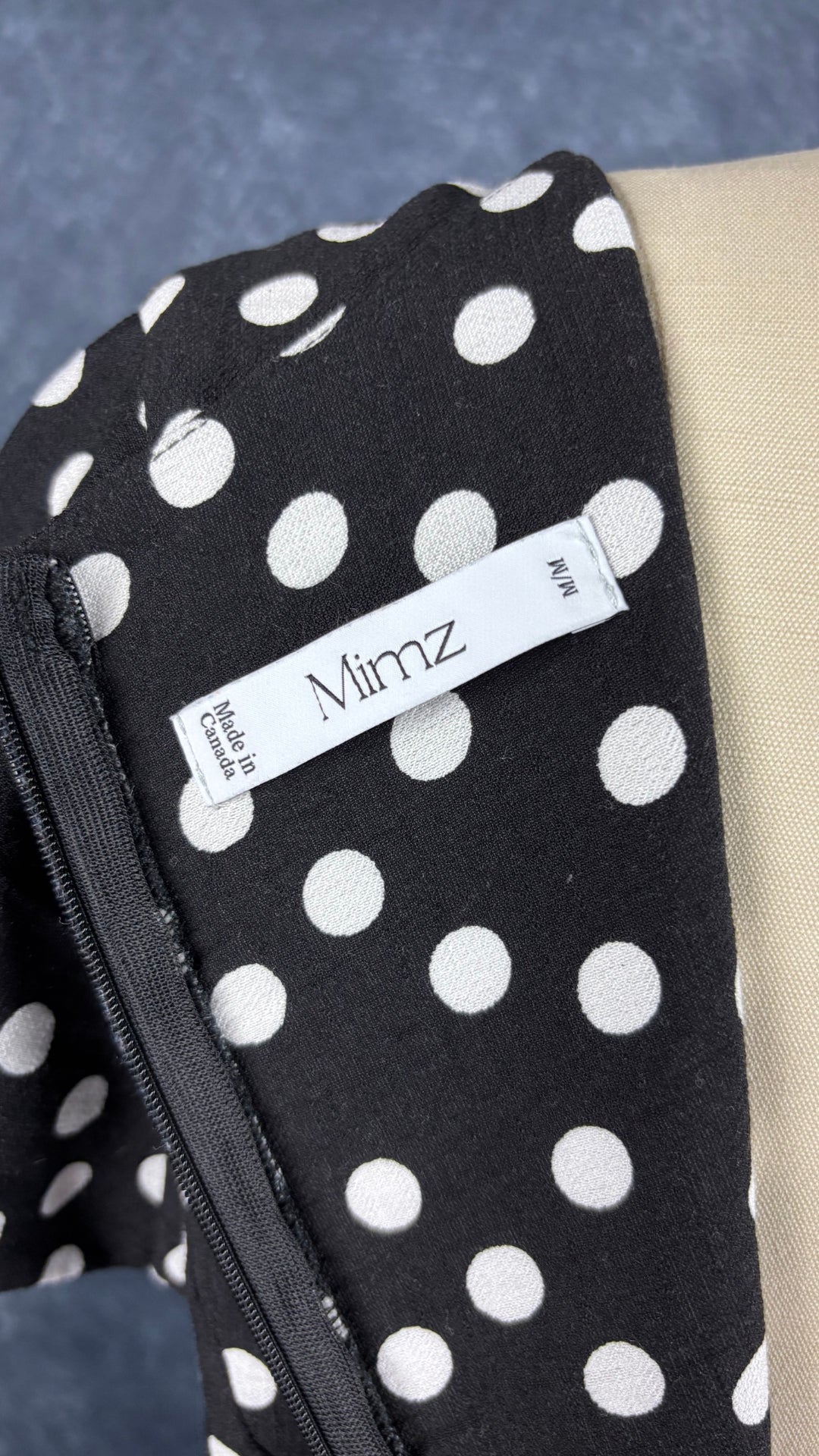 Robe longue maxi noire à pois blancs Mimz, taille medium. Vue de l'étiquette.
