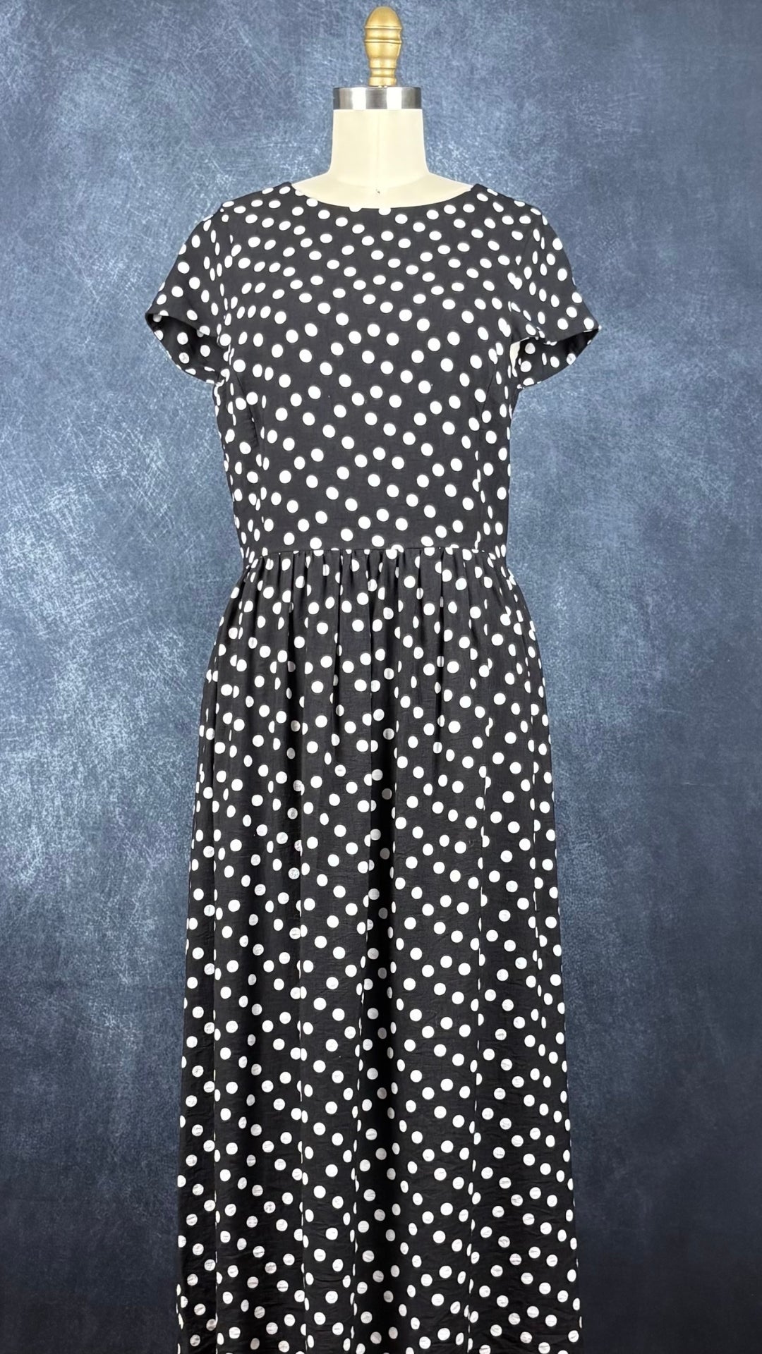 Robe longue maxi noire à pois blancs Mimz, taille medium. Vue de face.