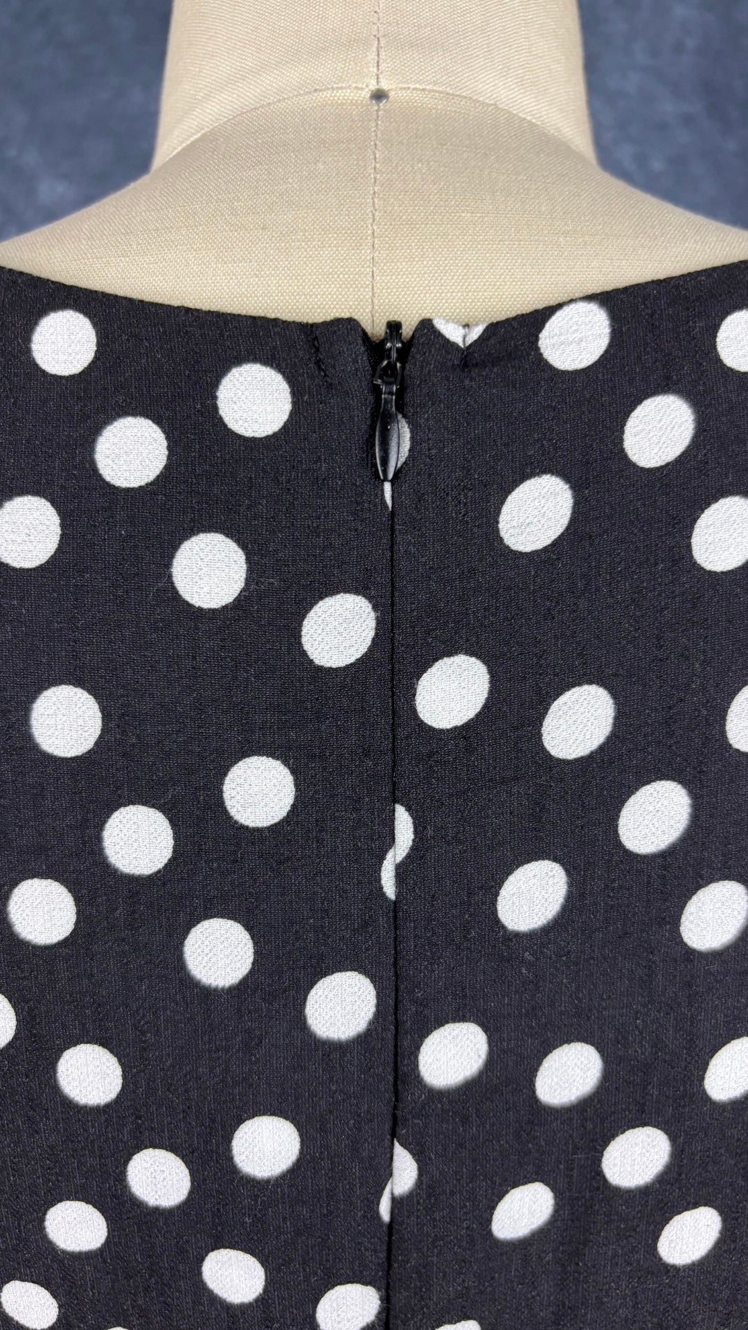 Robe longue maxi noire à pois blancs Mimz, taille medium. Vue de près du haut du dos.