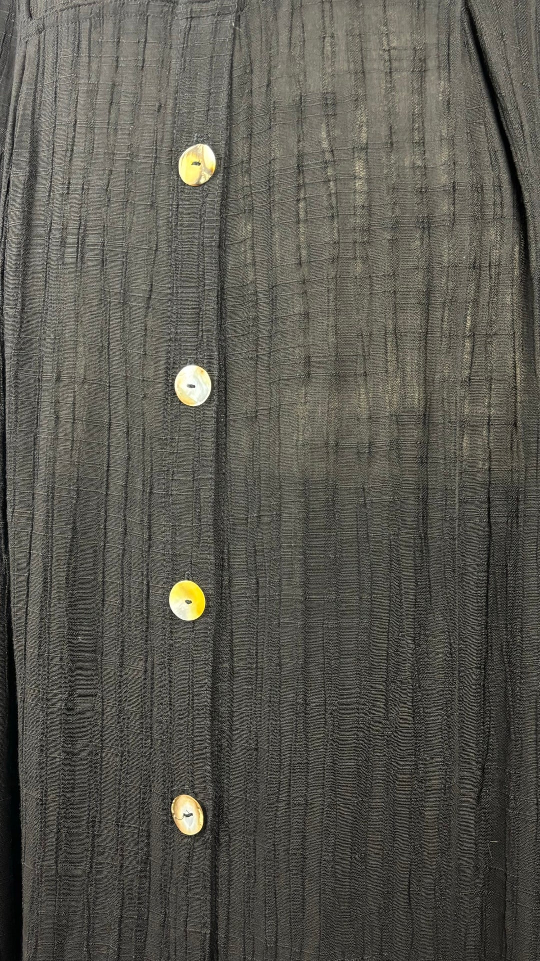 Robe longue noire texturée en mélange de lin Kaliyana, taille m/l. Vue des boutons au dos.
