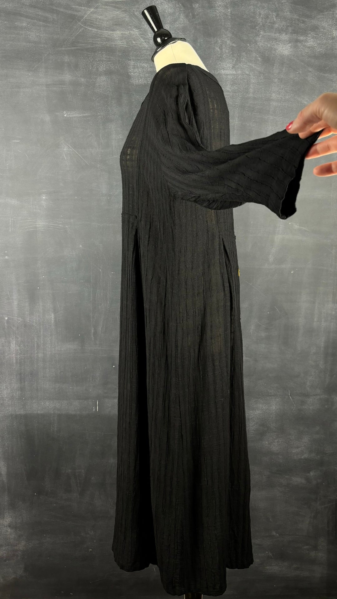Robe longue noire texturée en mélange de lin Kaliyana, taille m/l. Vue de côté, manche relevée.