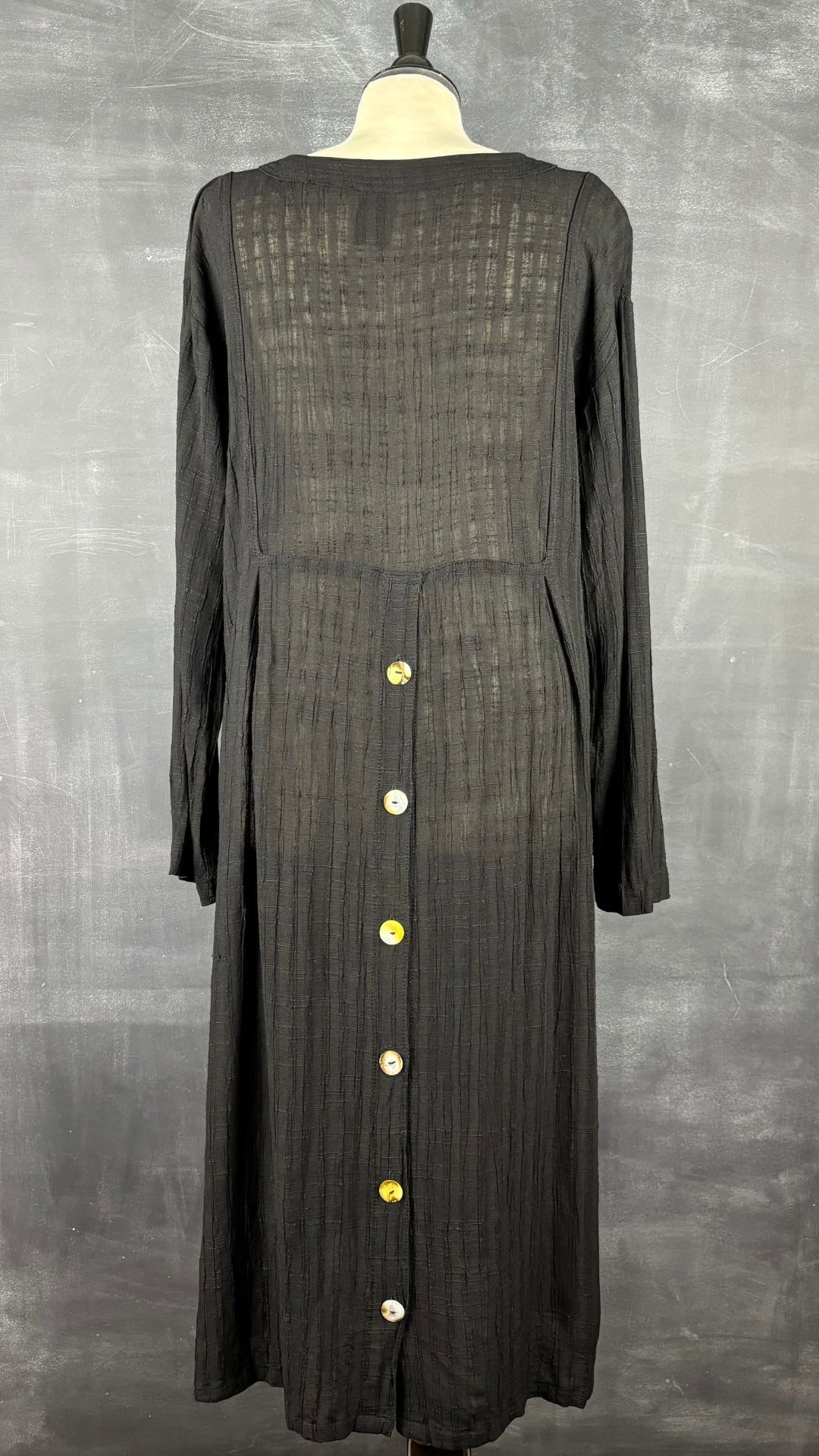 Robe longue noire texturée en mélange de lin Kaliyana, taille m/l. Vue de dos.