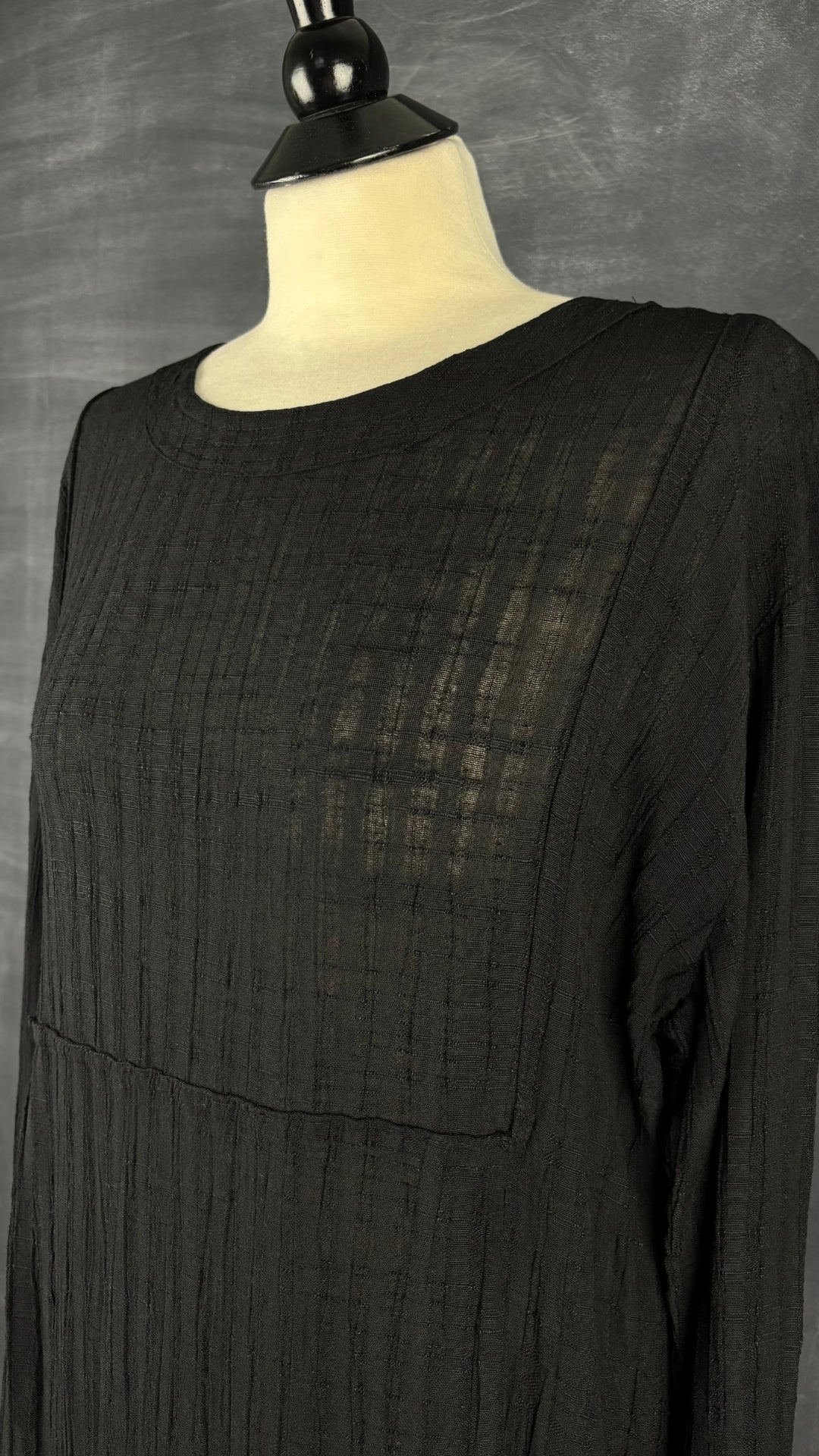 Robe longue noire texturée en mélange de lin Kaliyana, taille m/l. Vue de l'encolure.