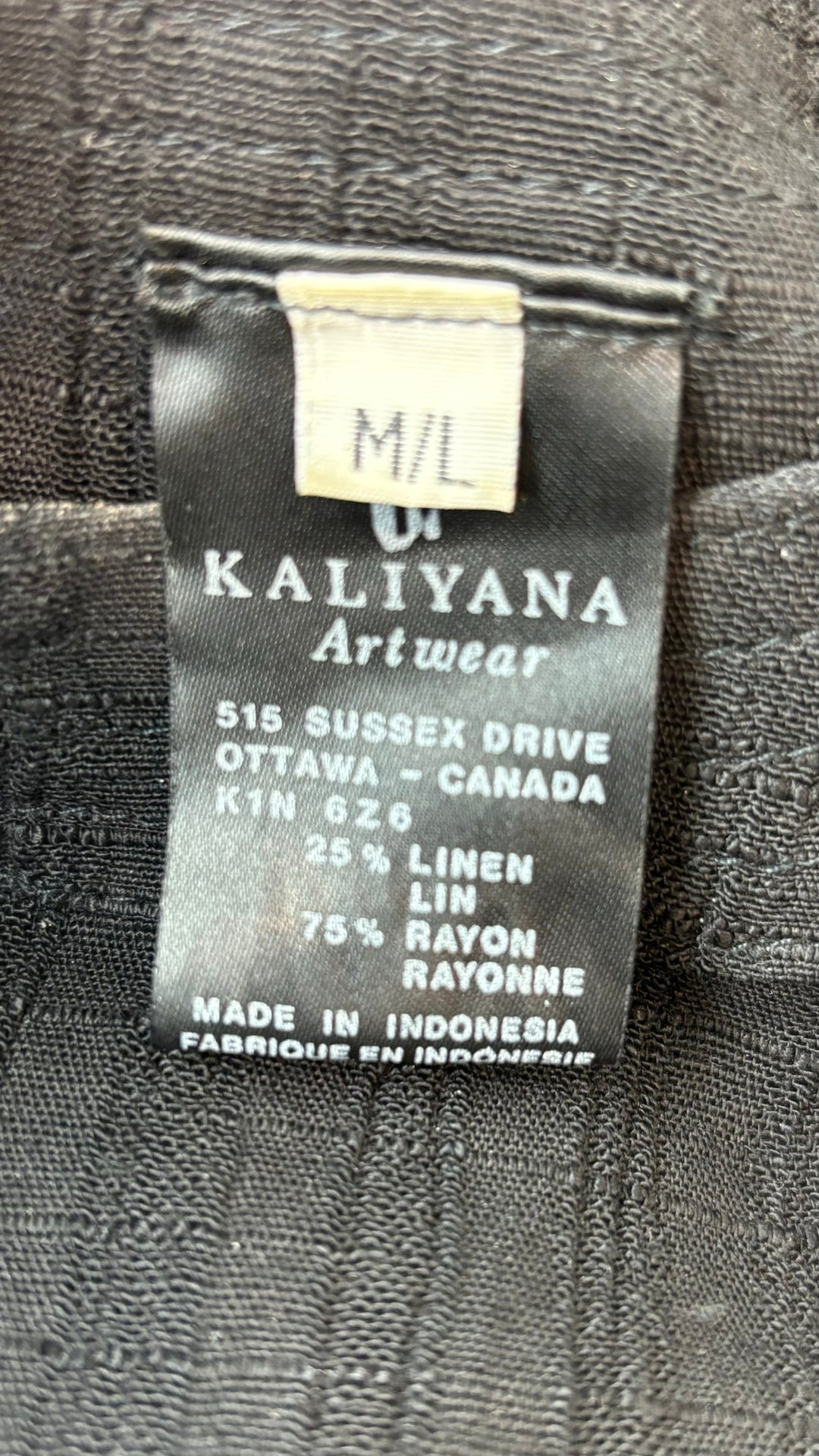 Robe longue noire texturée en mélange de lin Kaliyana, taille m/l. Vue de l'étiquette de marque, taille et composition.