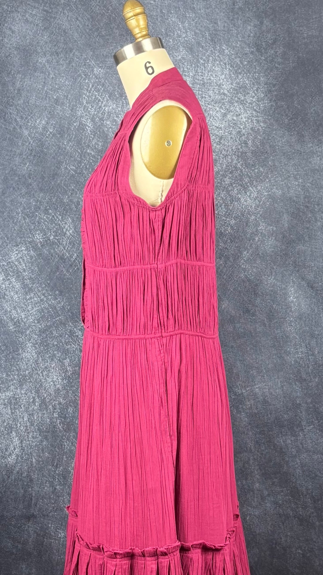 Robe longue finement plissée rose framboise Joie, taille small. Vue de côté.