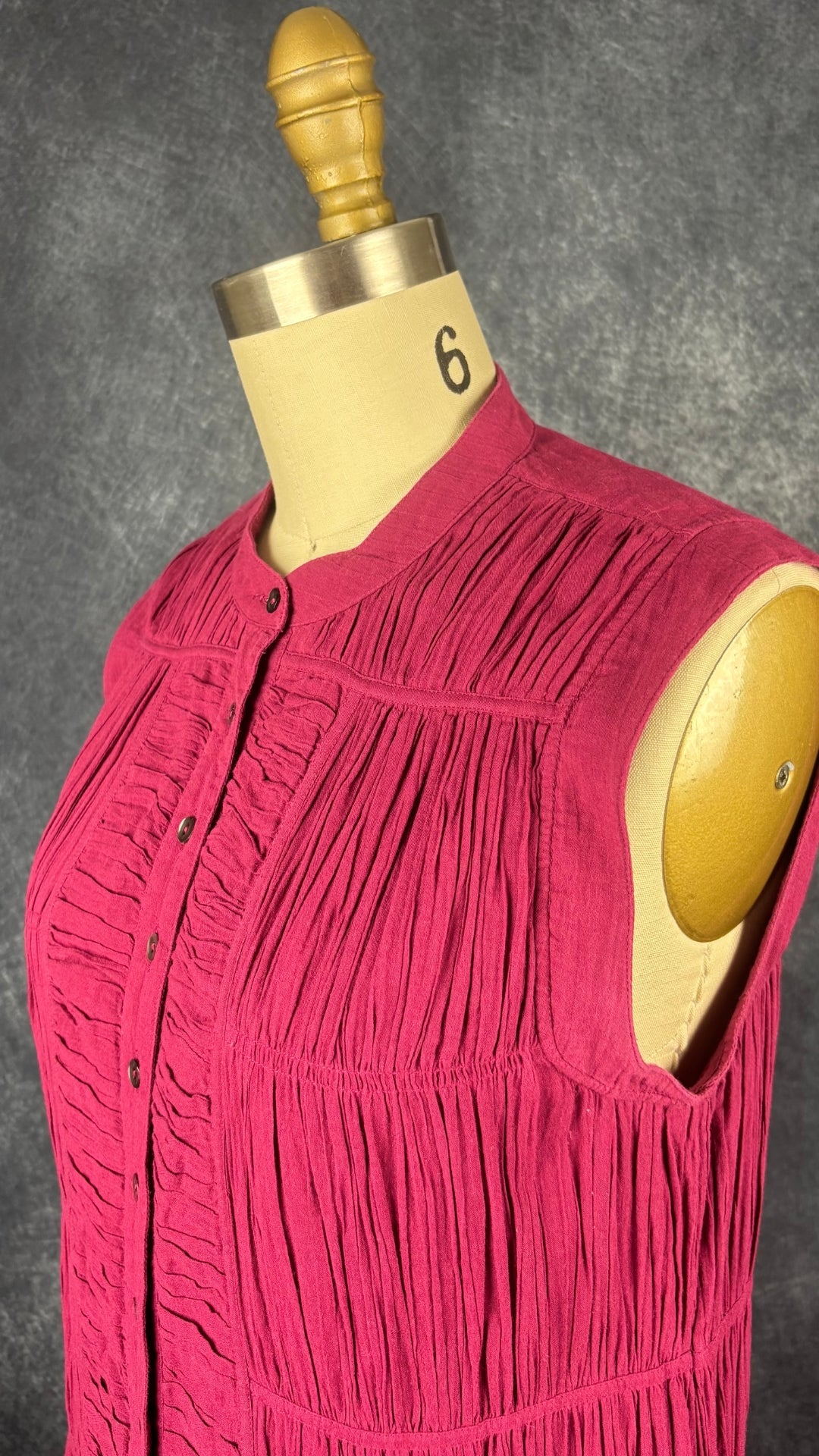 Robe longue finement plissée rose framboise Joie, taille small. Vue de l'encolure.