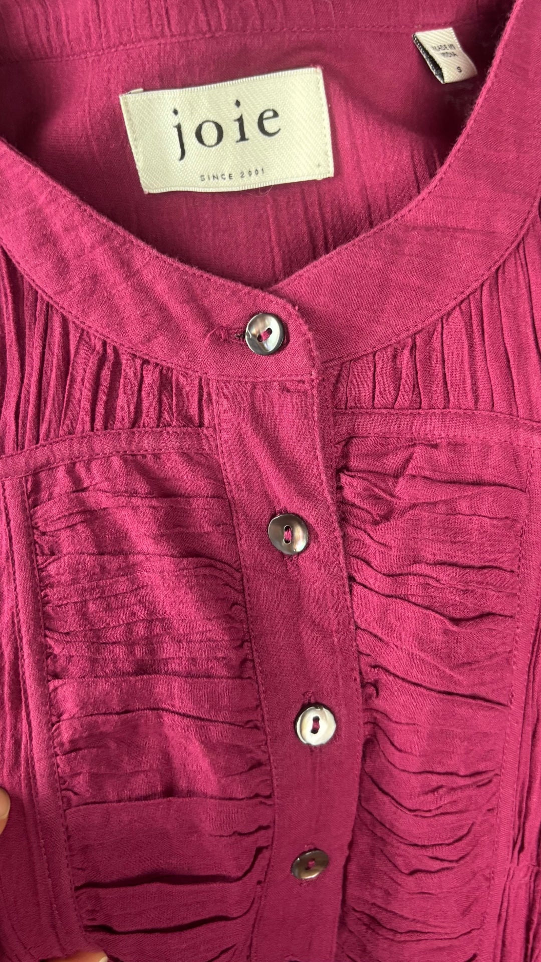 Robe longue finement plissée rose framboise Joie, taille small. Vue de l'étiquette.