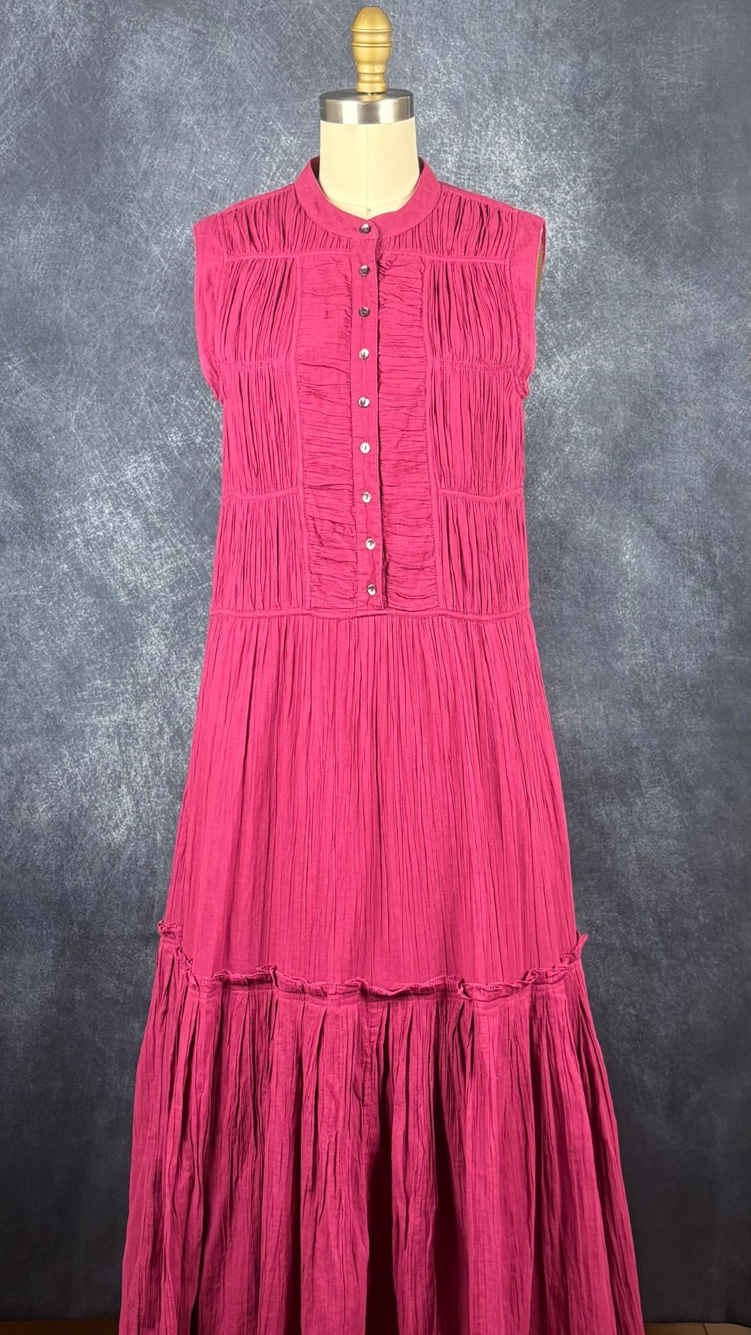 Robe longue finement plissée rose framboise Joie, taille small. Vue de face.