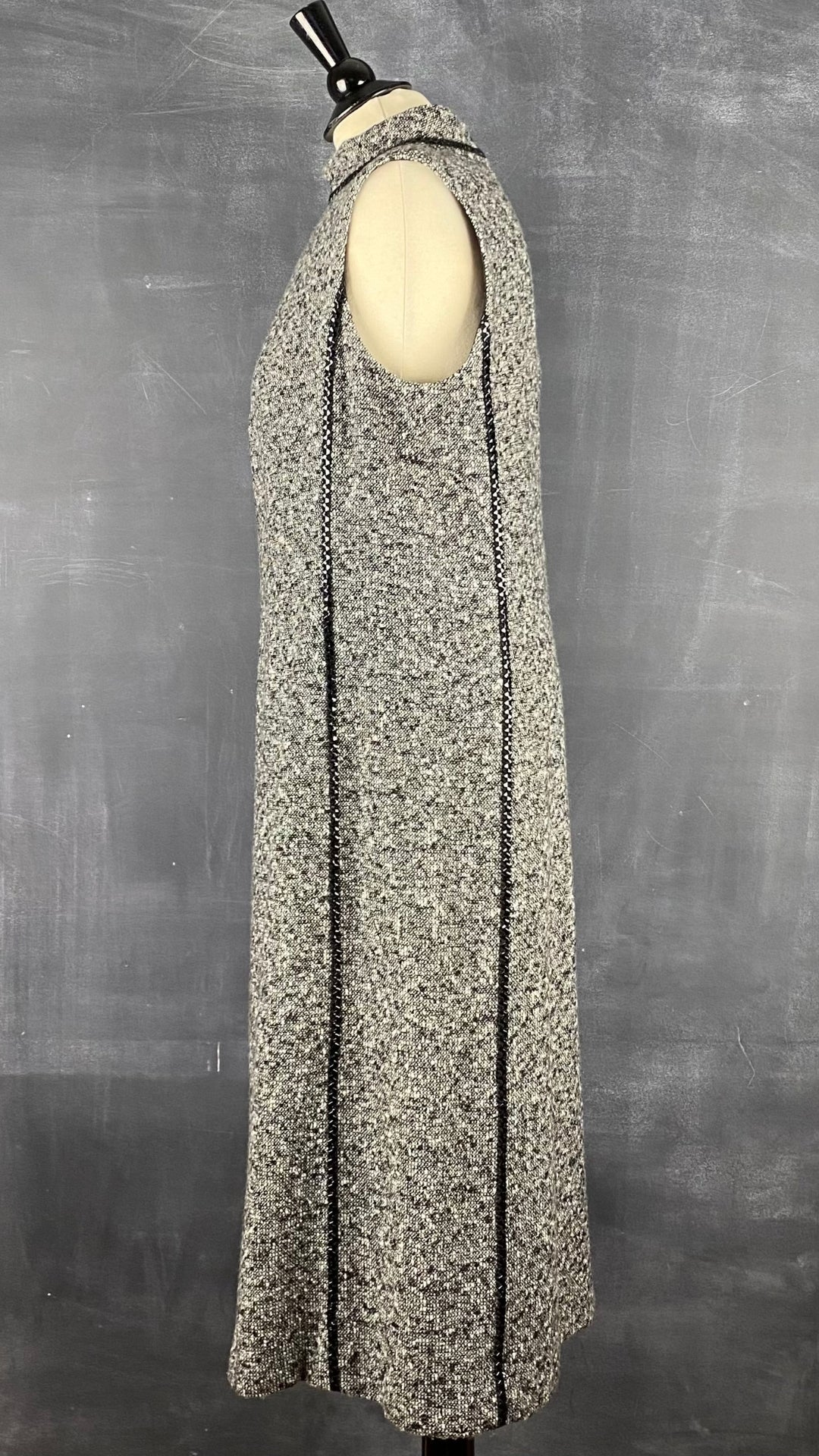 Robe luxueuse tweed Escada, taille 42 (env. large). Vue de côté.