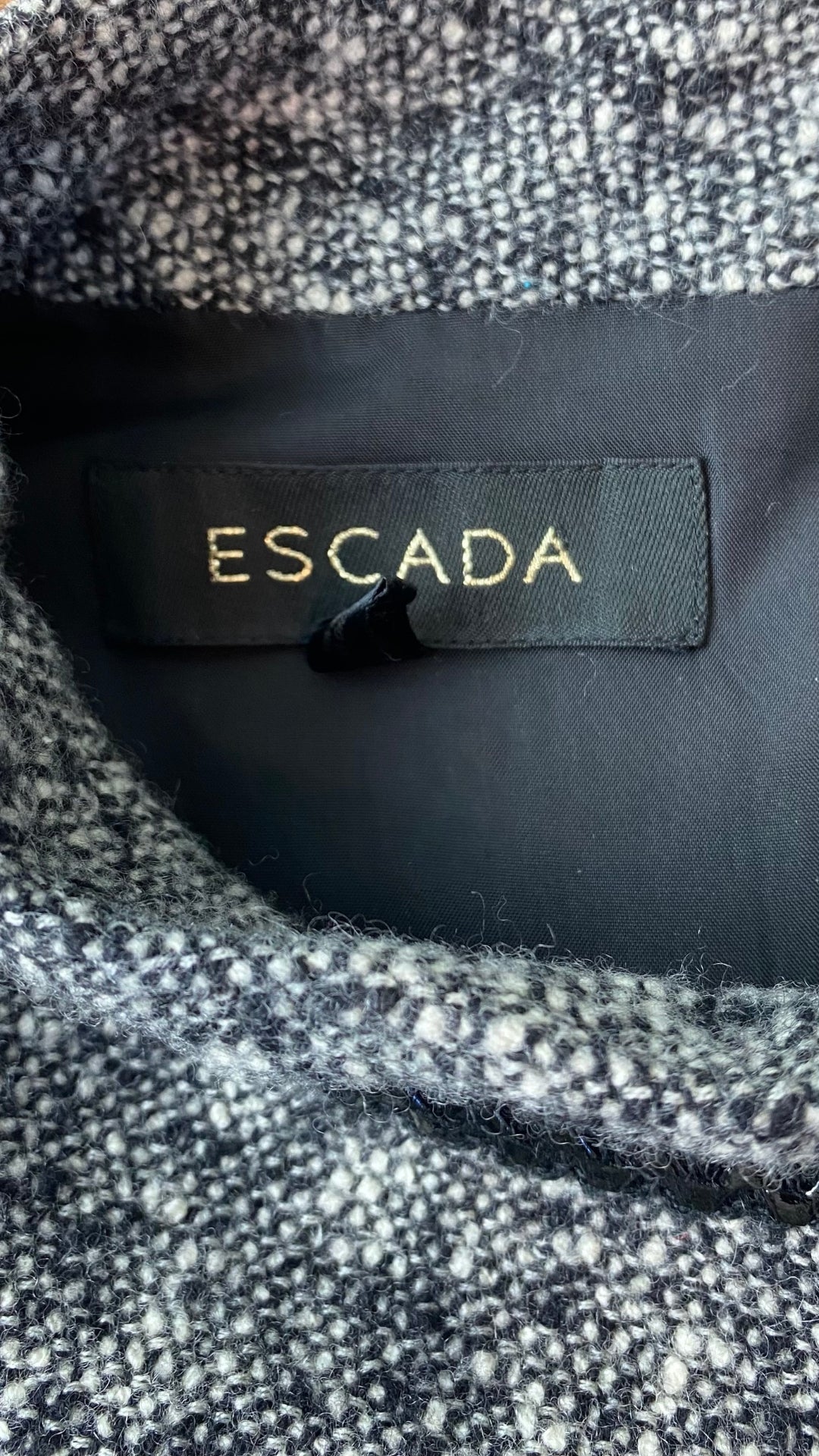 Robe luxueuse tweed Escada, taille 42 (env. large). Vue de l'étiquette de marque.