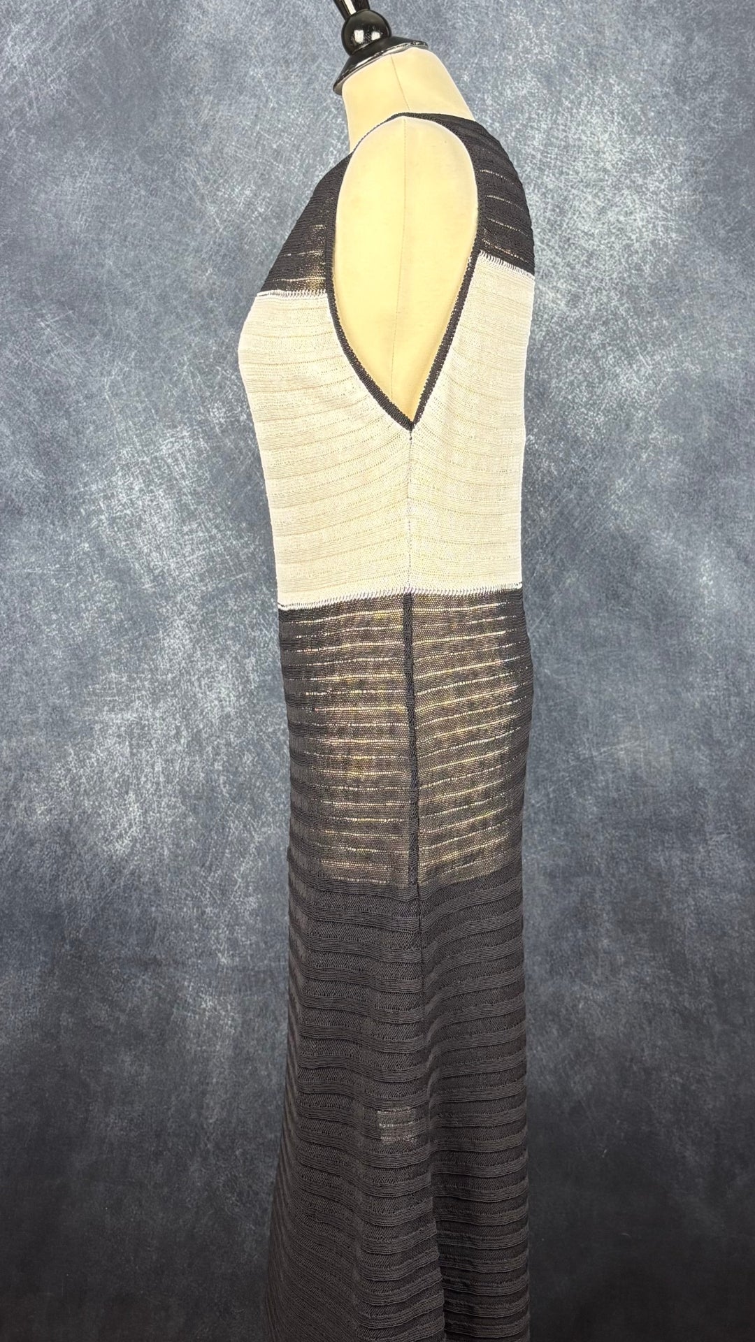 Robe en maille fine ajourée noir et crème en mélange de lin Sarah Pacini, taille unique. Vue de côté.