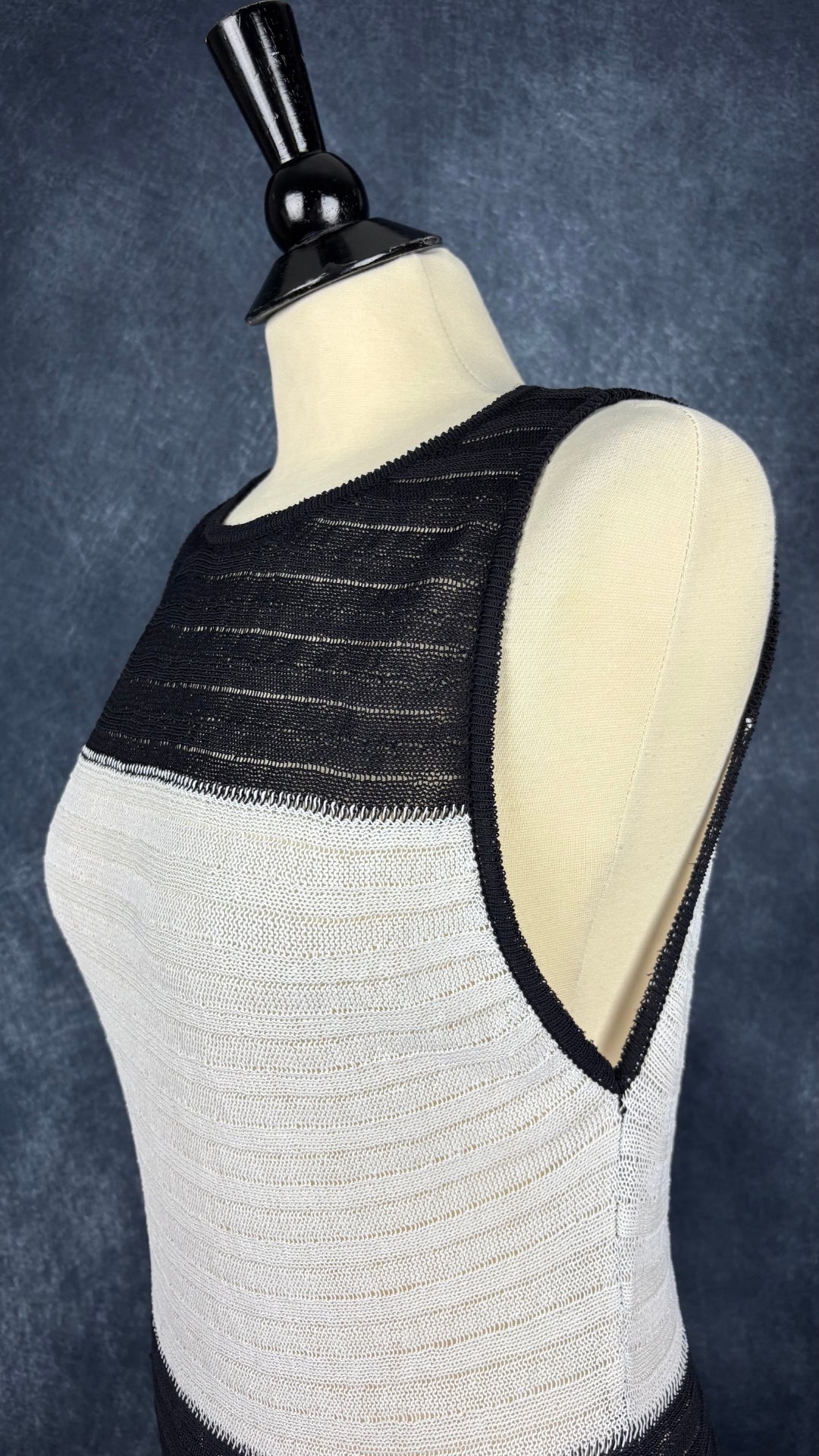 Robe en maille fine ajourée noir et crème en mélange de lin Sarah Pacini, taille unique. Vue de l'encolure.