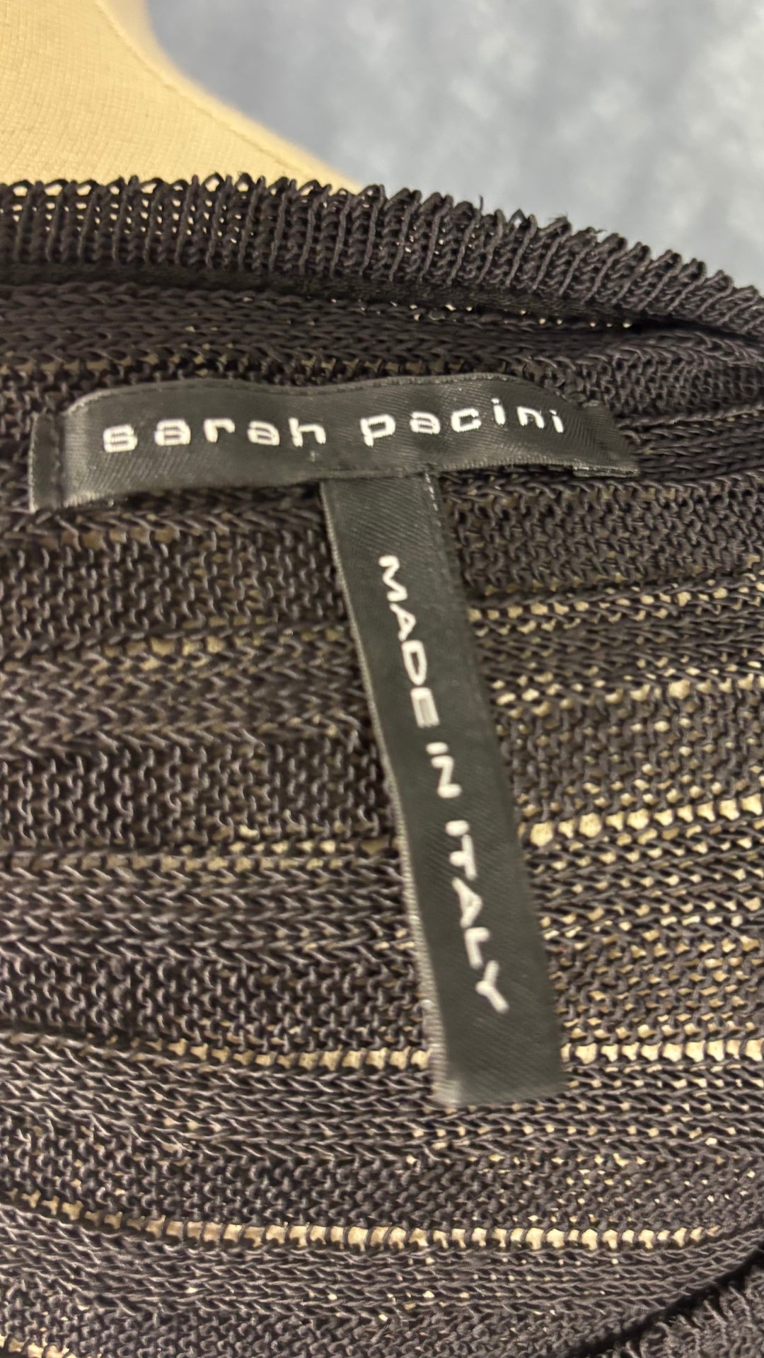 Robe en maille fine ajourée noir et crème en mélange de lin Sarah Pacini, taille unique. Vue de l'étiquette.