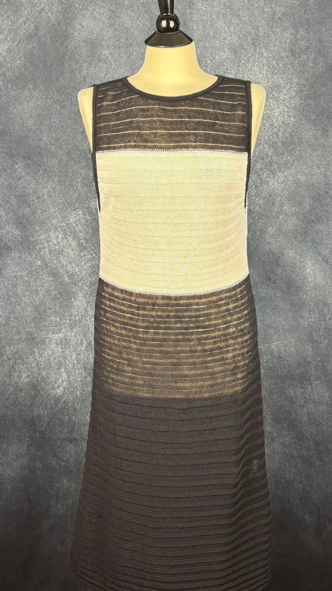 Robe en maille fine ajourée noir et crème en mélange de lin Sarah Pacini, taille unique. Vue de face.