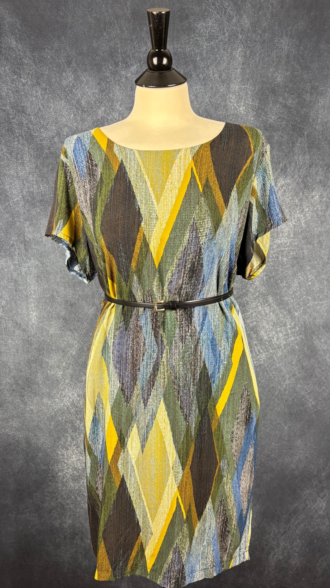 Robe fluide et douce à manches courtes et à motifs colorés automnaux La Fée Maraboutée, taille 44 (env. large). Vue de face, cintré avec une fine ceinture.