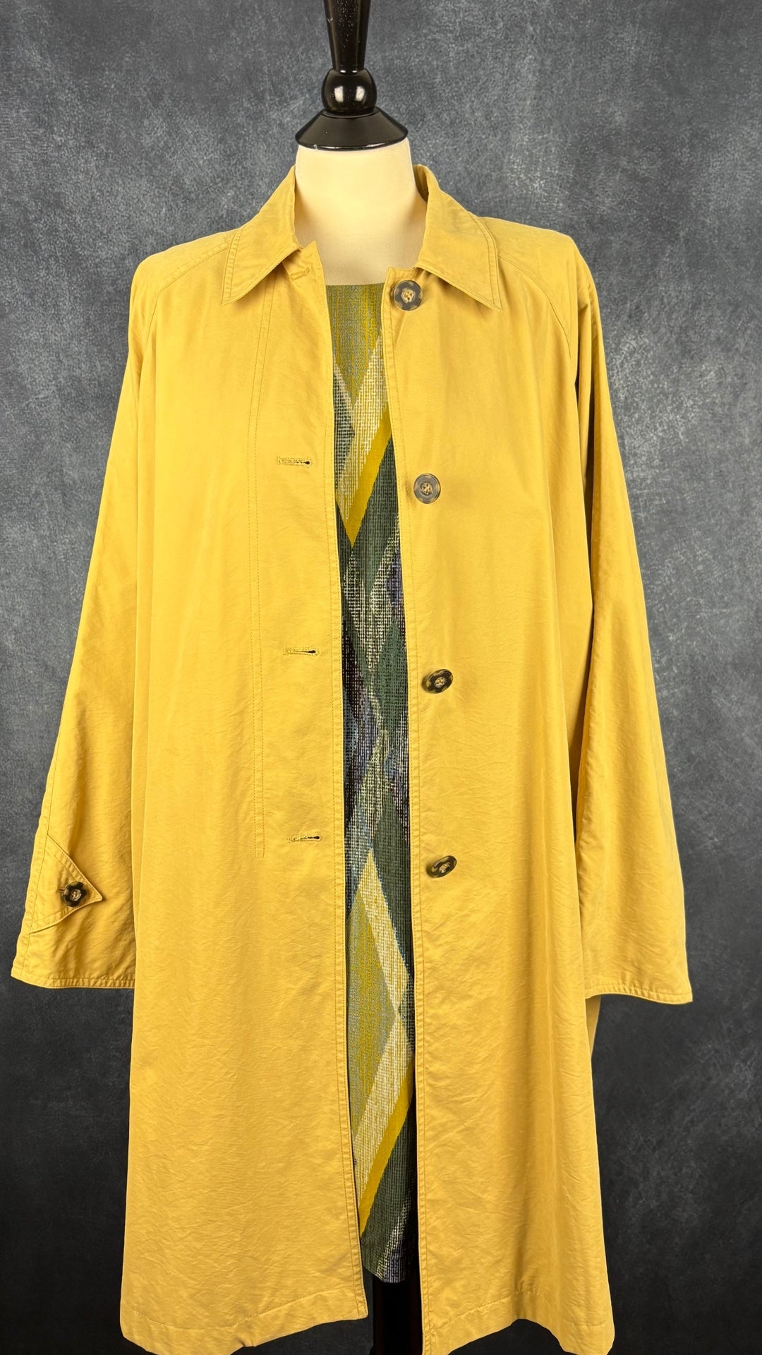 Robe fluide et douce à manches courtes et à motifs colorés automnaux La Fée Maraboutée, taille 44 (env. large). Vue de l'agencement avec le manteau long Olsen.