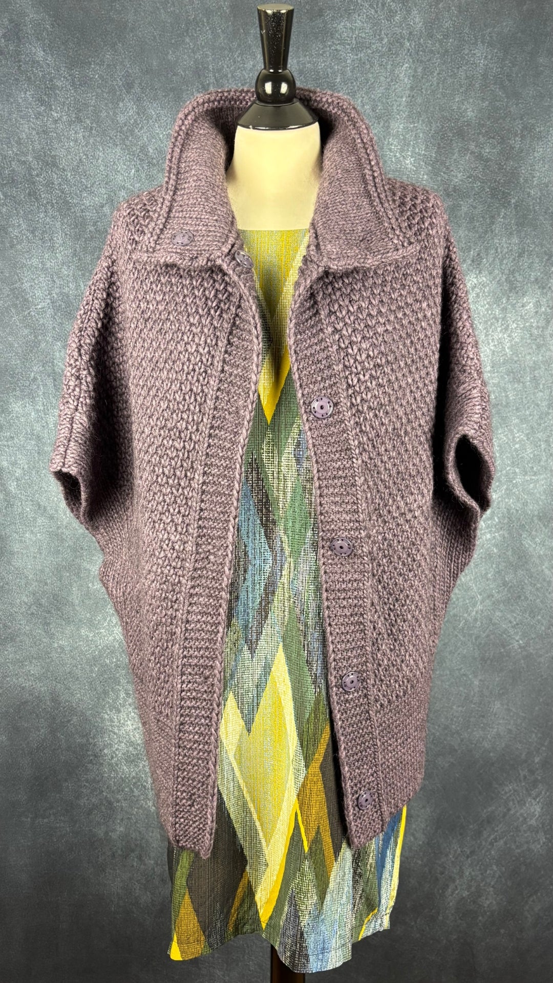 Robe fluide et douce à manches courtes et à motifs colorés automnaux La Fée Maraboutée, taille 44 (env. large). Vue de l'agencement avec la veste douillette en tricot mauve.