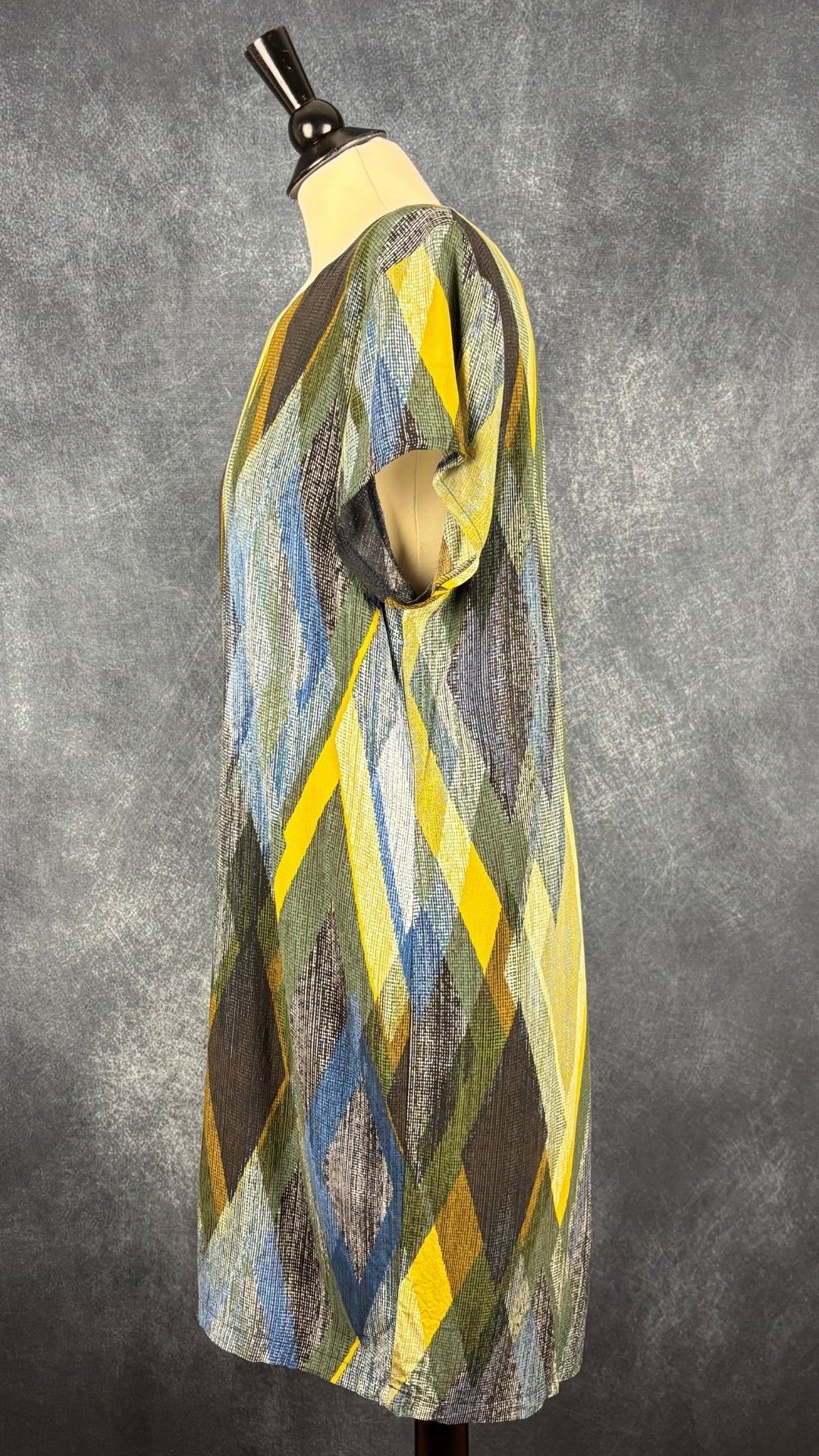 Robe fluide et douce à manches courtes et à motifs colorés automnaux La Fée Maraboutée, taille 44 (env. large). Vue de côté.