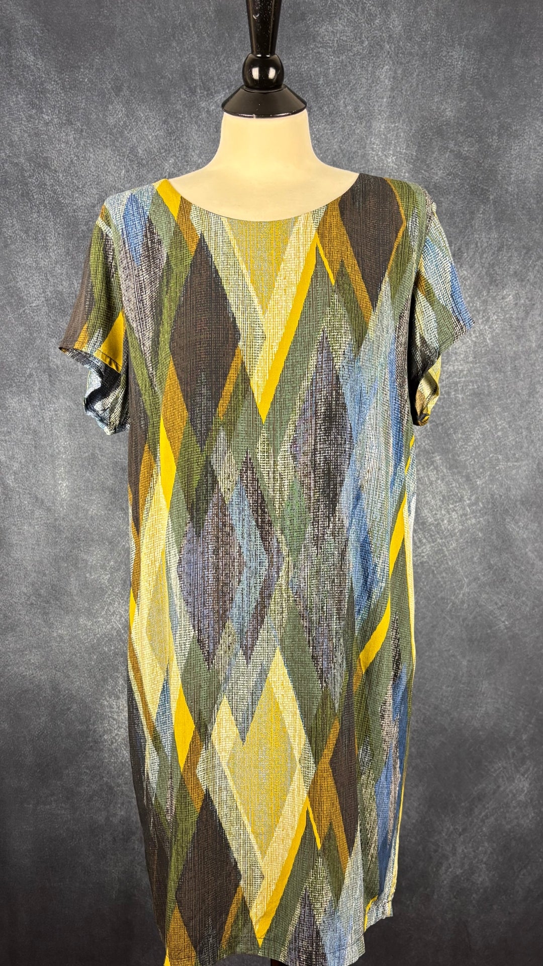 Robe fluide et douce à manches courtes et à motifs colorés automnaux La Fée Maraboutée, taille 44 (env. large). Vue de face.