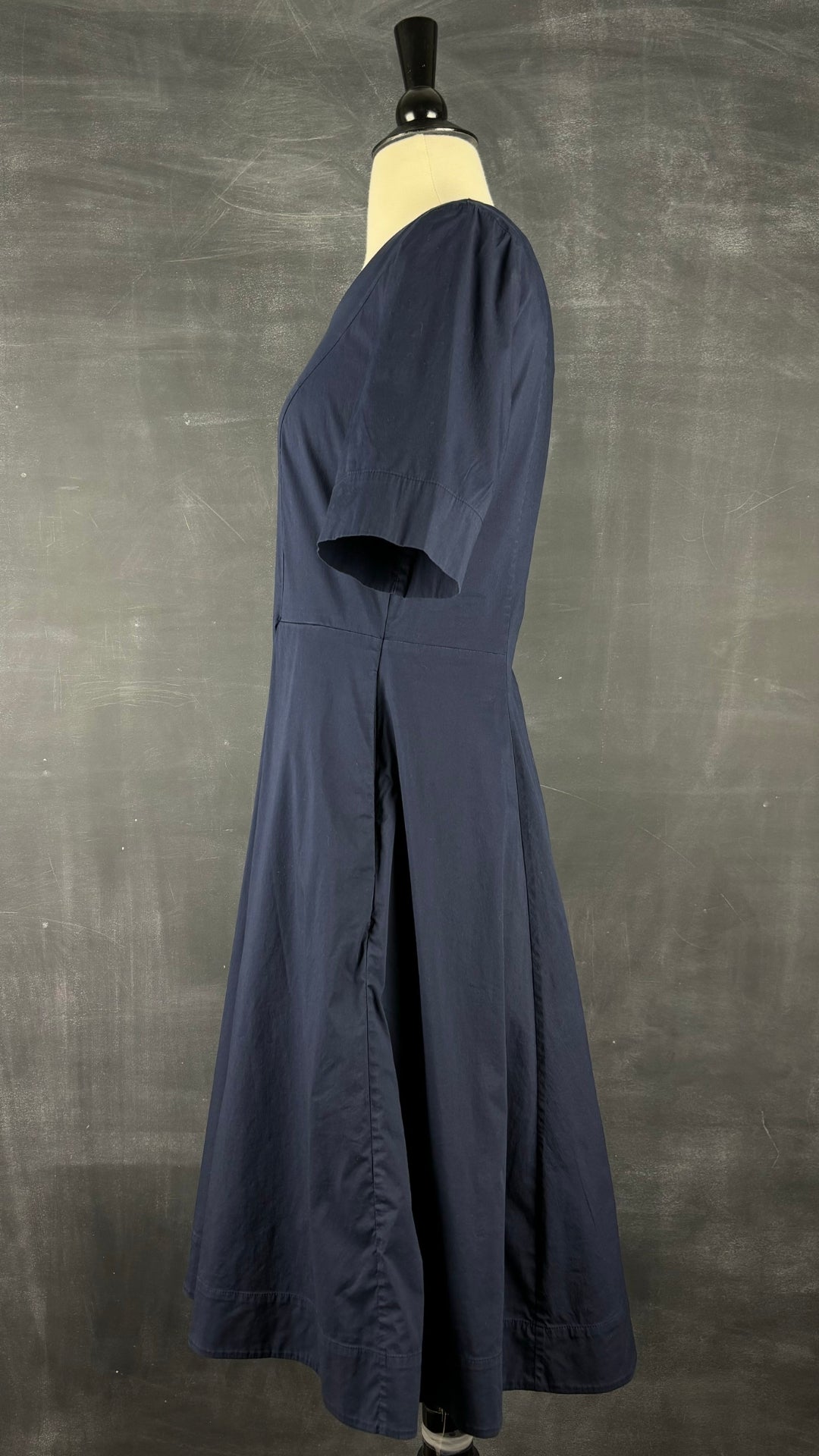 Robe marine jupe ample avec poches Cos, taille 8 (small). Vue de côté.