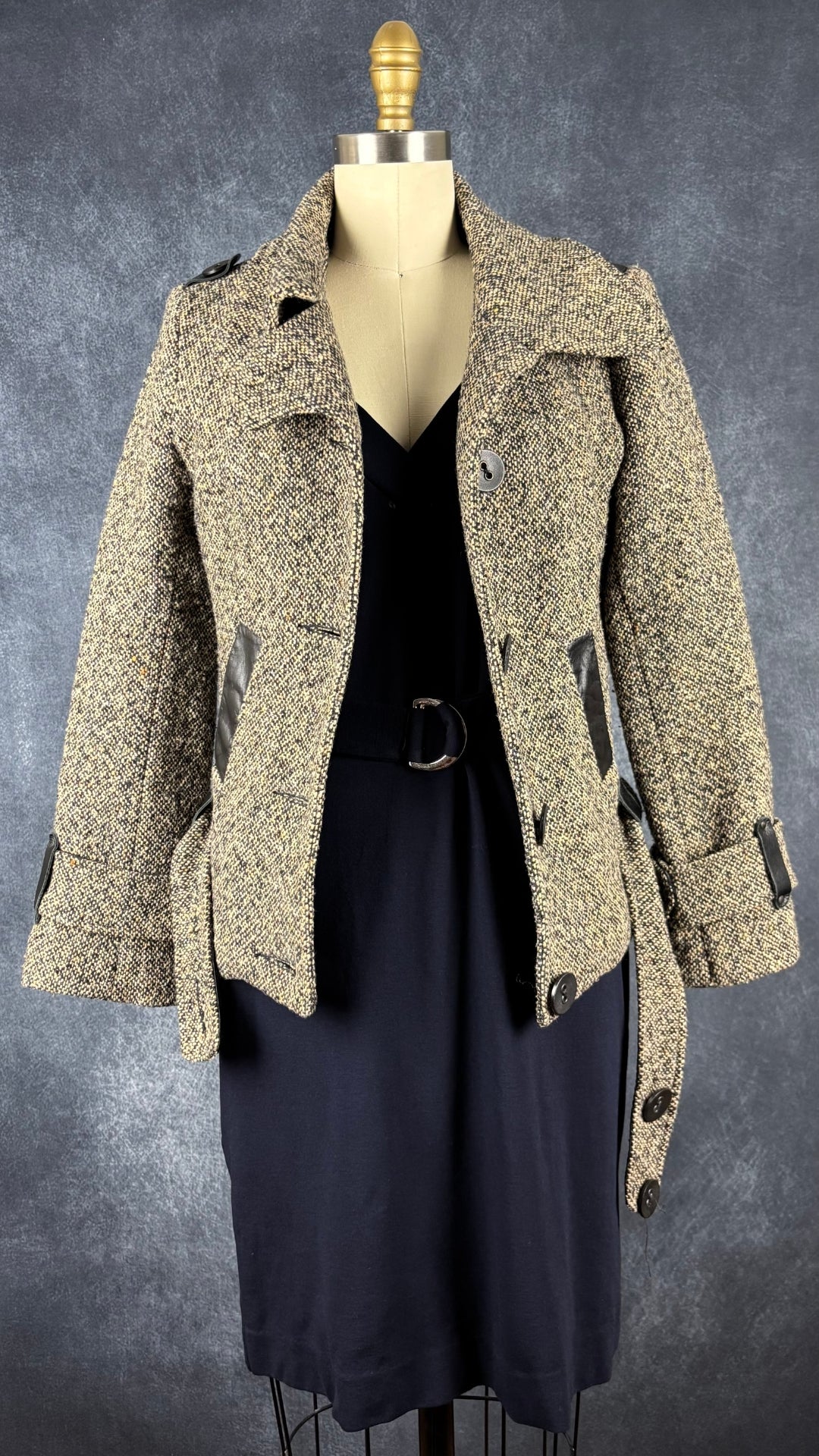 Robe marine encolure en V Massimo Dutti, taille xs. Vue de l'agencement avec le manteau Mackage.