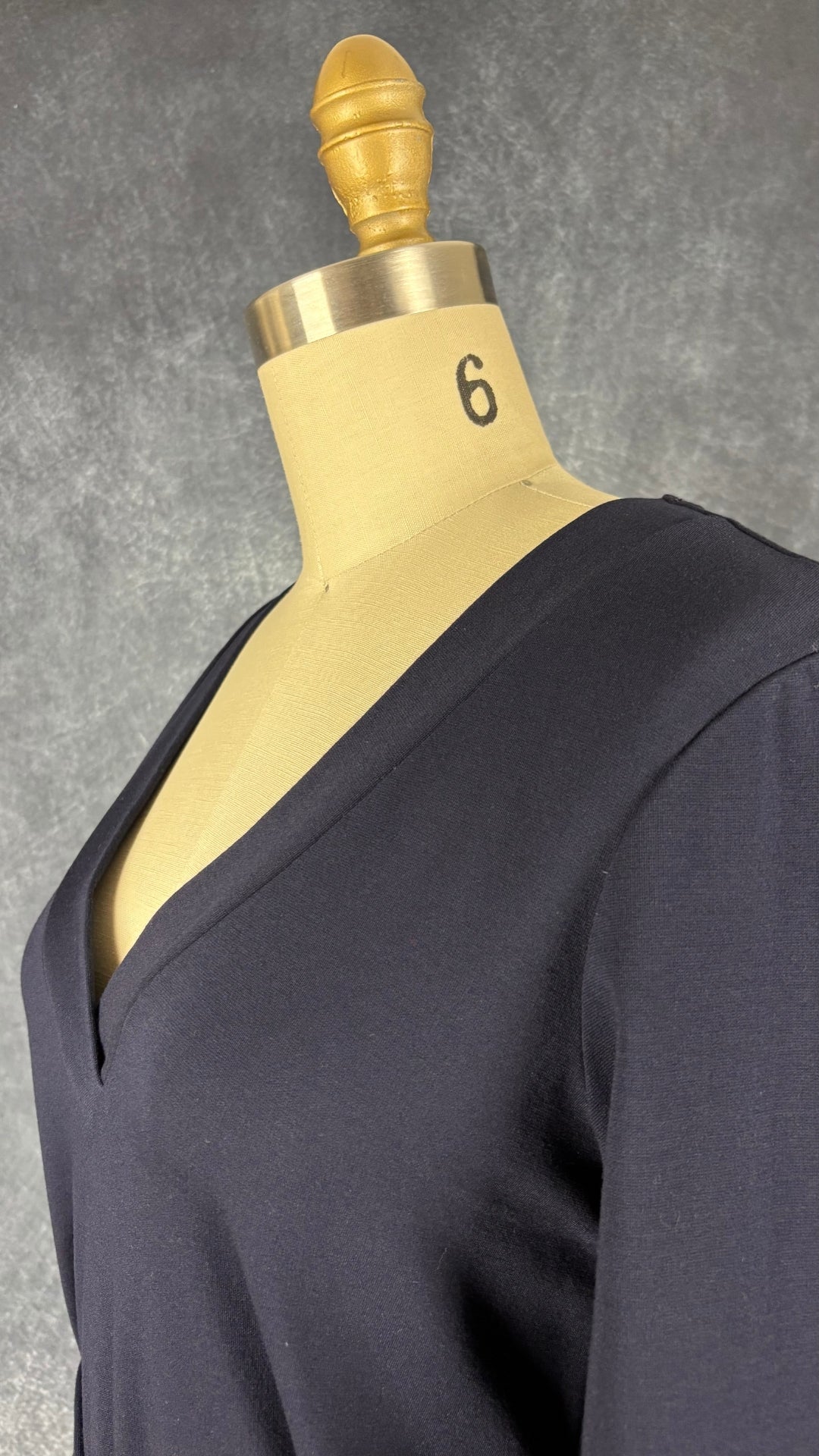 Robe marine encolure en V Massimo Dutti, taille xs. Vue de l'encolure.