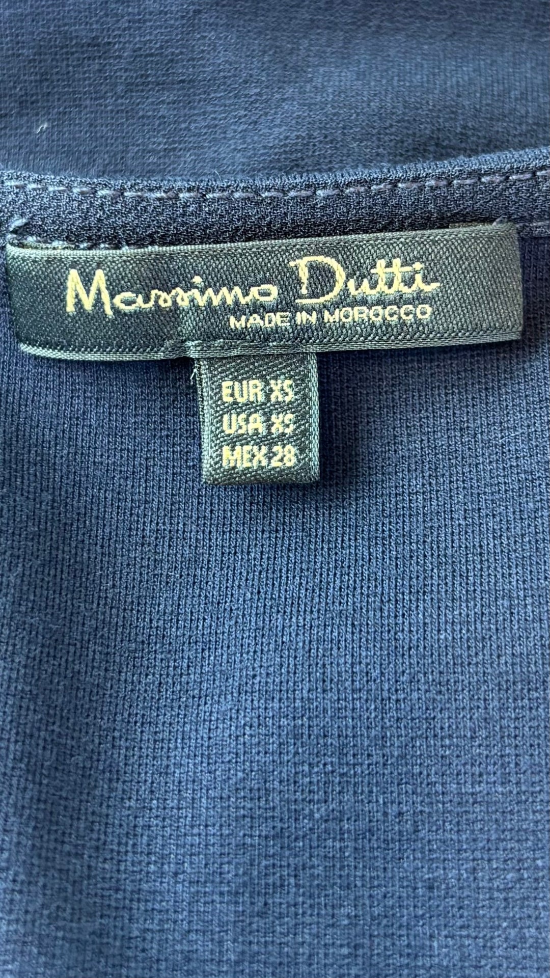 Robe marine encolure en V Massimo Dutti, taille xs. Vue de l'étiquette.