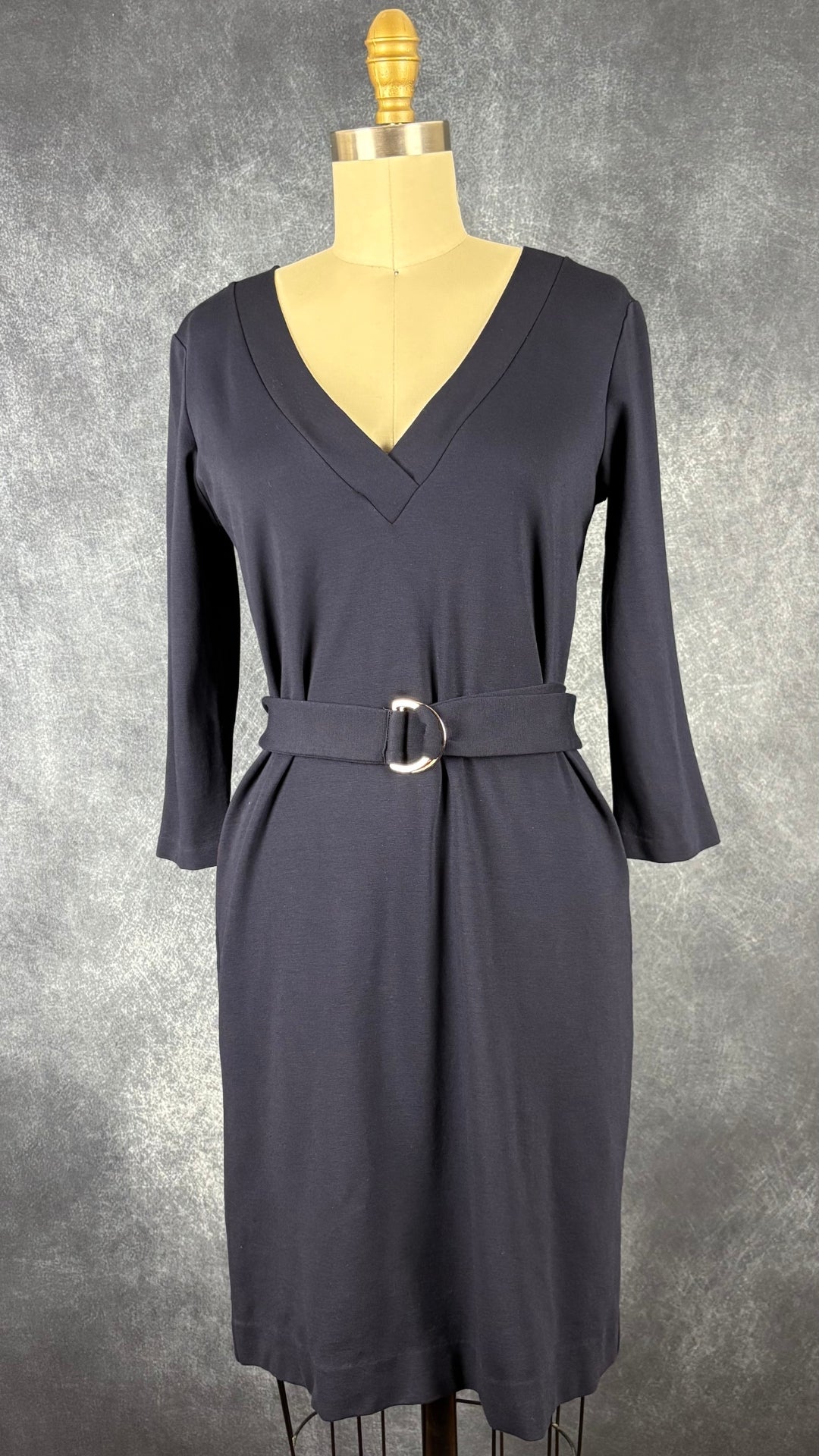 Robe marine encolure en V Massimo Dutti, taille xs. Vue de face.