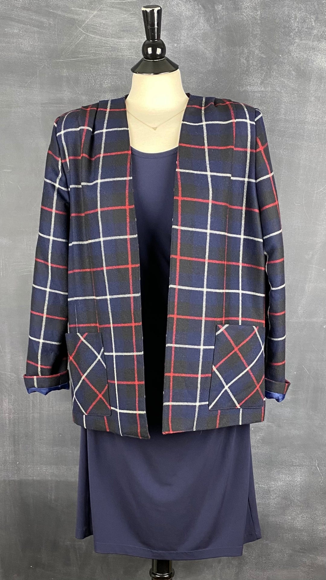 Robe marine au plissé magnifique Calvin Klein, taille 12 (plus 8-10). Vue de l'agencement avec le blazer à carreaux en laine.