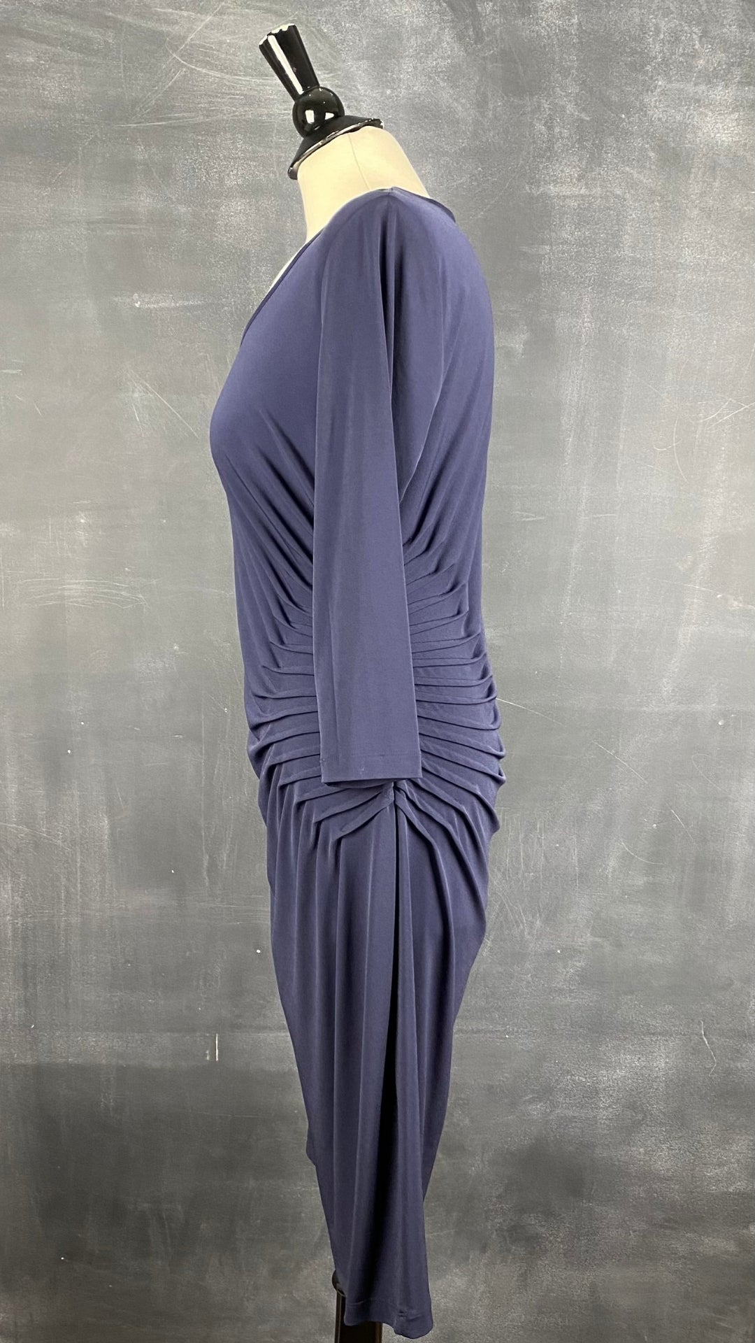 Robe marine au plissé magnifique Calvin Klein, taille 12 (plus 8-10). Vue de côté.