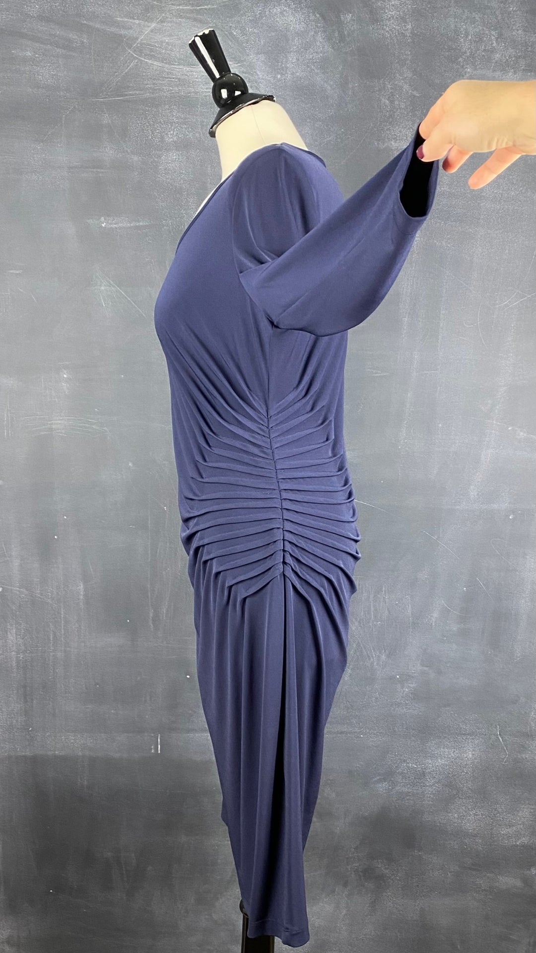 Robe marine au plissé magnifique Calvin Klein, taille 12 (plus 8-10). Vue de tous les détails de côté.