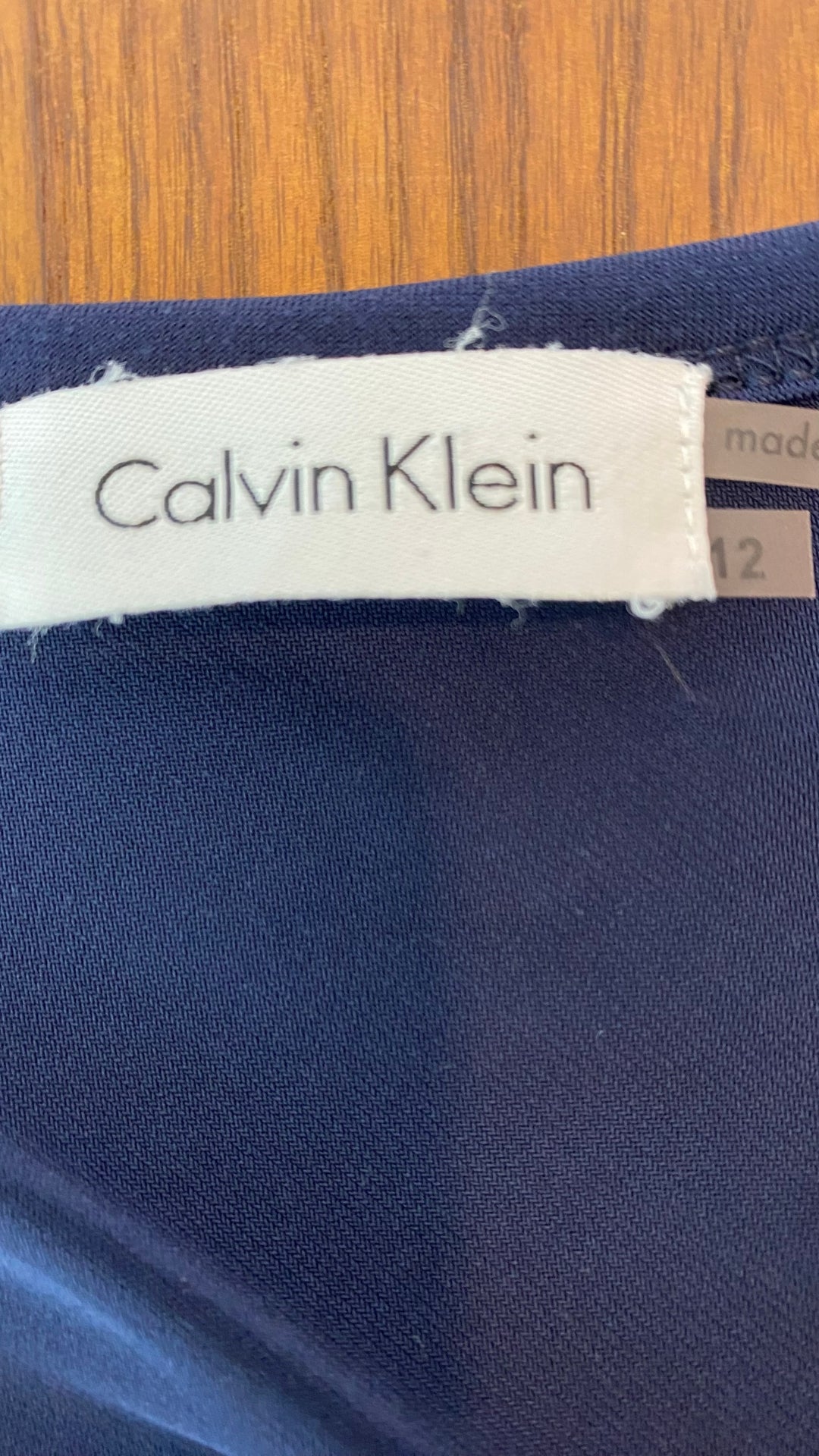 Robe marine au plissé magnifique Calvin Klein, taille 12 (plus 8-10). Vue de l'étiquette de marque et taille.