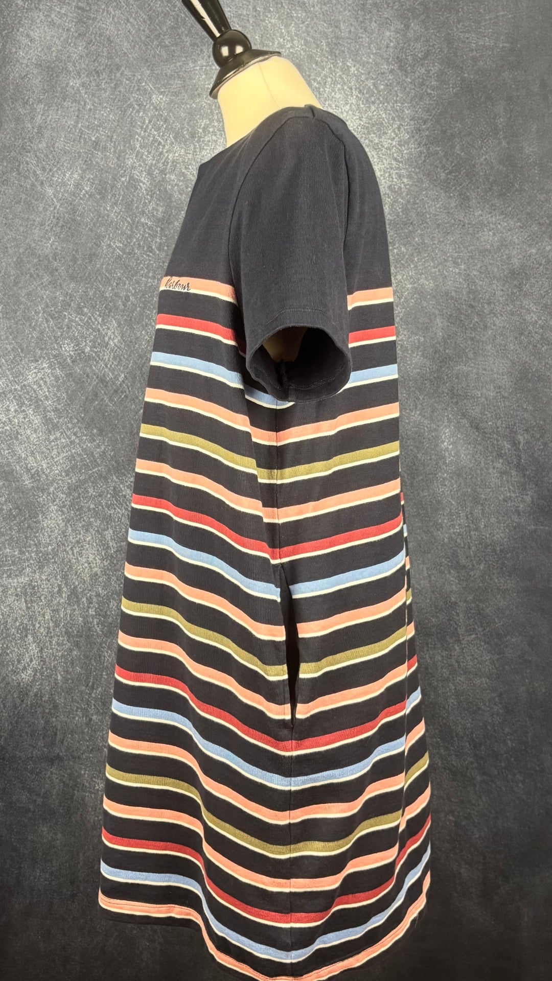 Robe marine à rayures colorées et poches Barbour, taille 12 (l). Vue de côté.