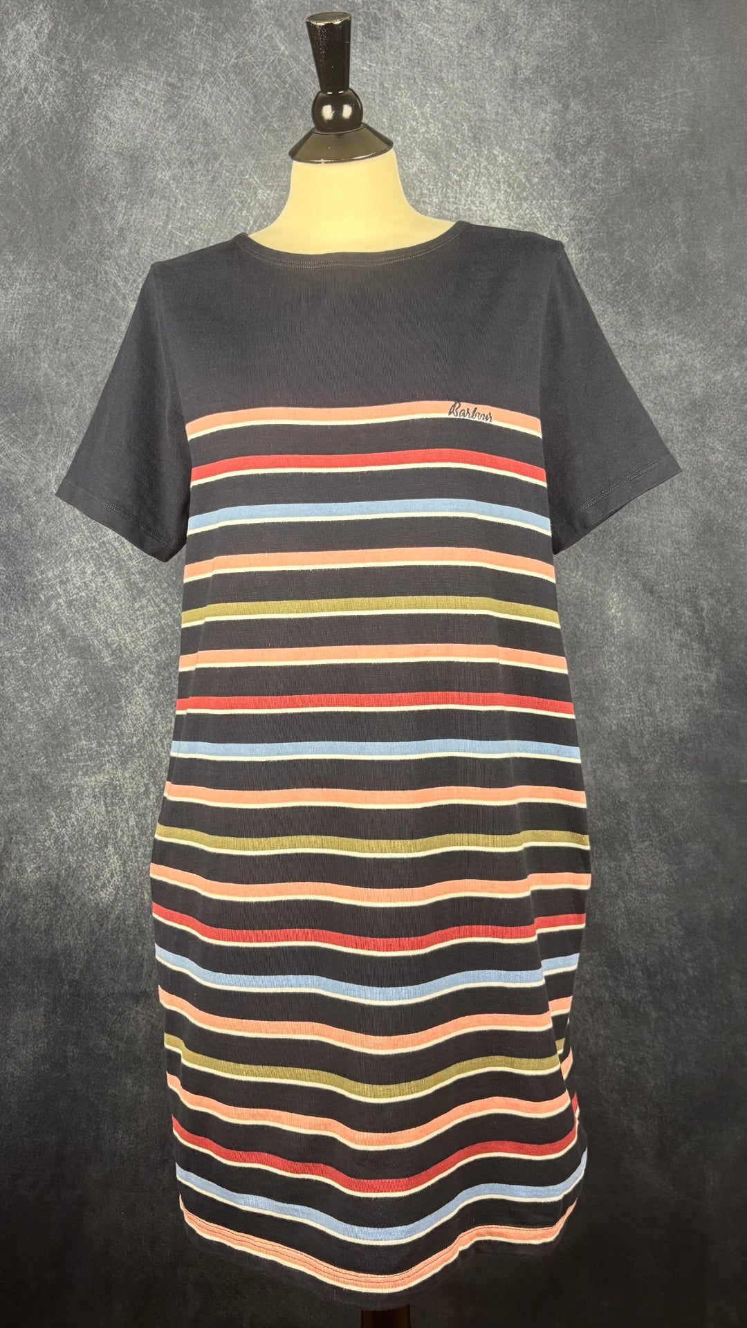 Robe marine à rayures colorées et poches Barbour, taille 12 (l). Vue de face.