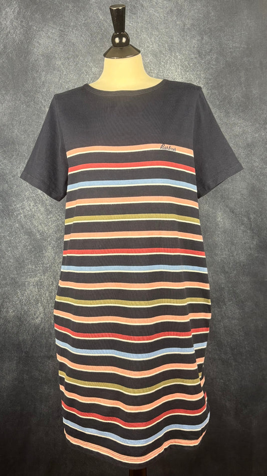 Robe marine à rayures colorées et poches Barbour, taille 12 (l). Vue de face.