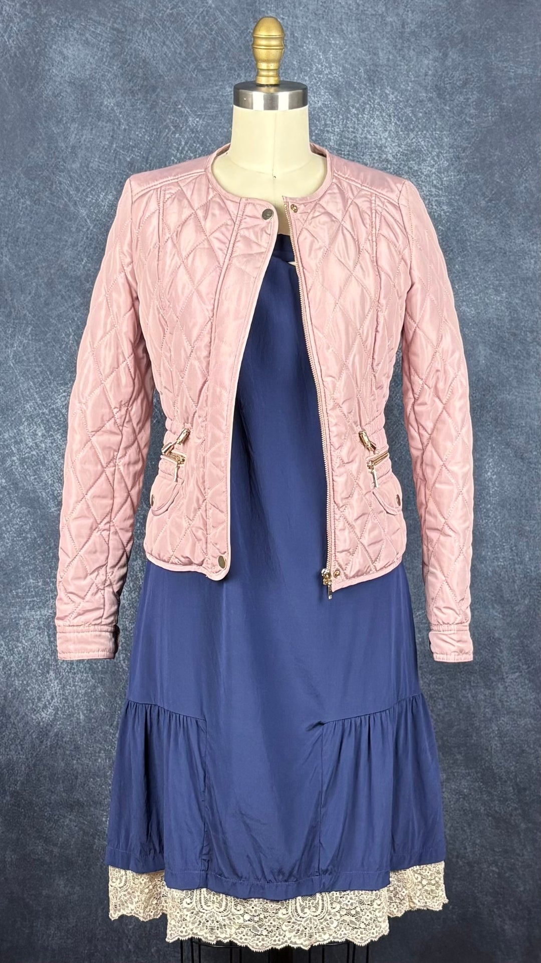 Robe marine en soie et dentelle Twin Set, taille medium qui peut faire small également. Vue de l'agencement avec le manteau matelassé vieux-rose Tristan.