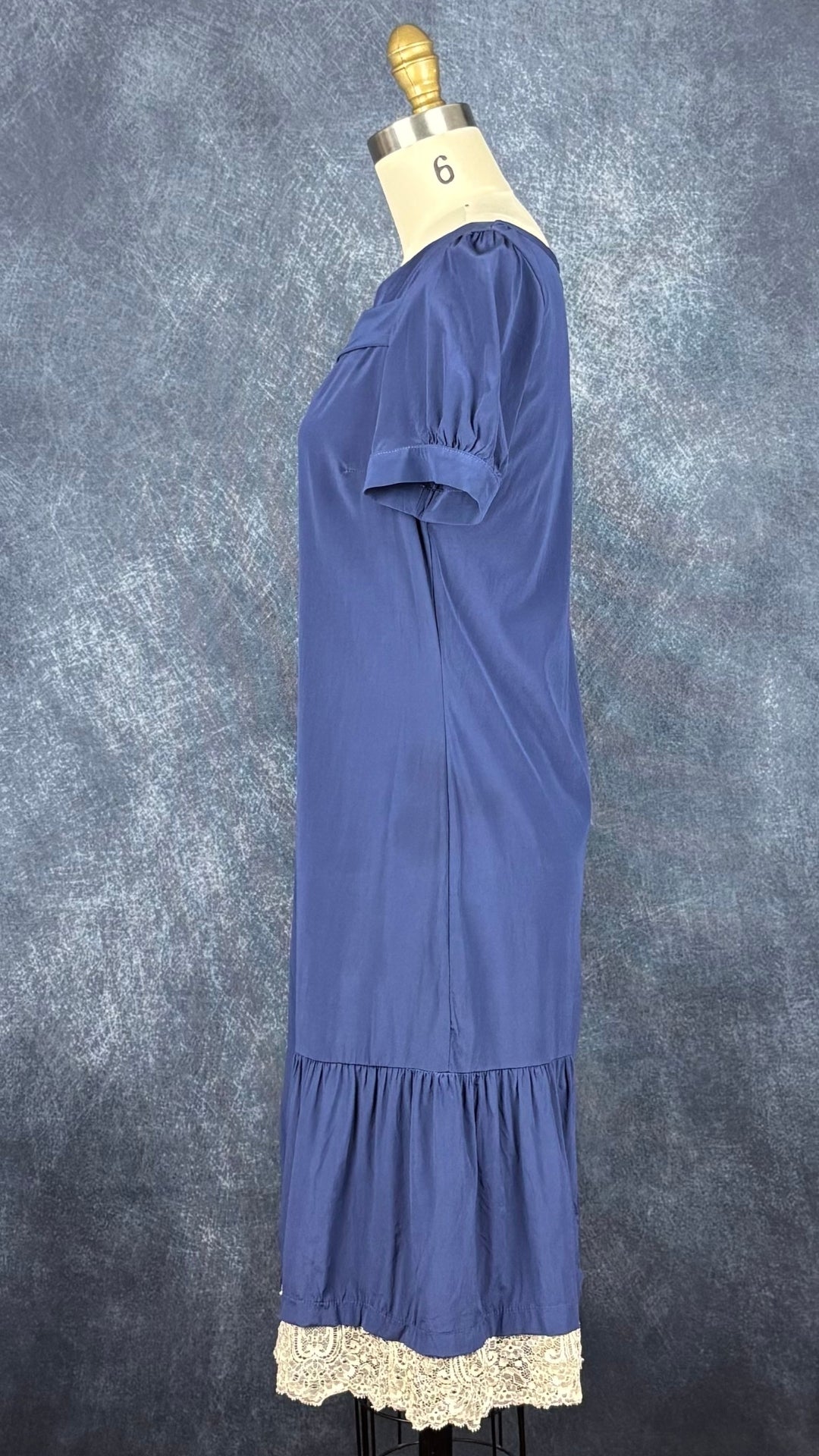 Robe marine en soie et dentelle Twin Set, taille medium qui peut faire small également. Vue de côté.