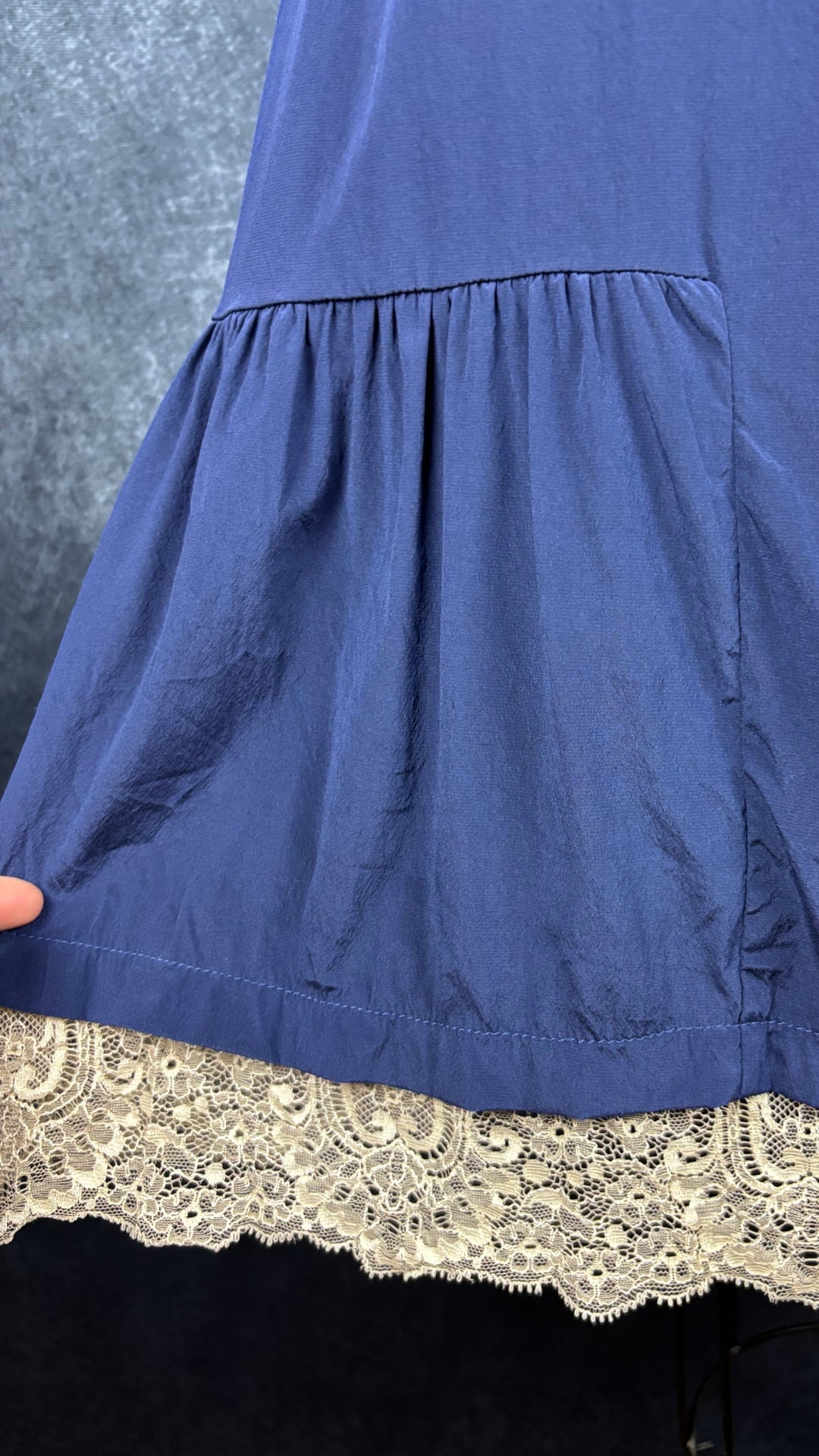 Robe marine en soie et dentelle Twin Set, taille medium qui peut faire small également. Vue de près de l'ourlet avec dentelle beige.