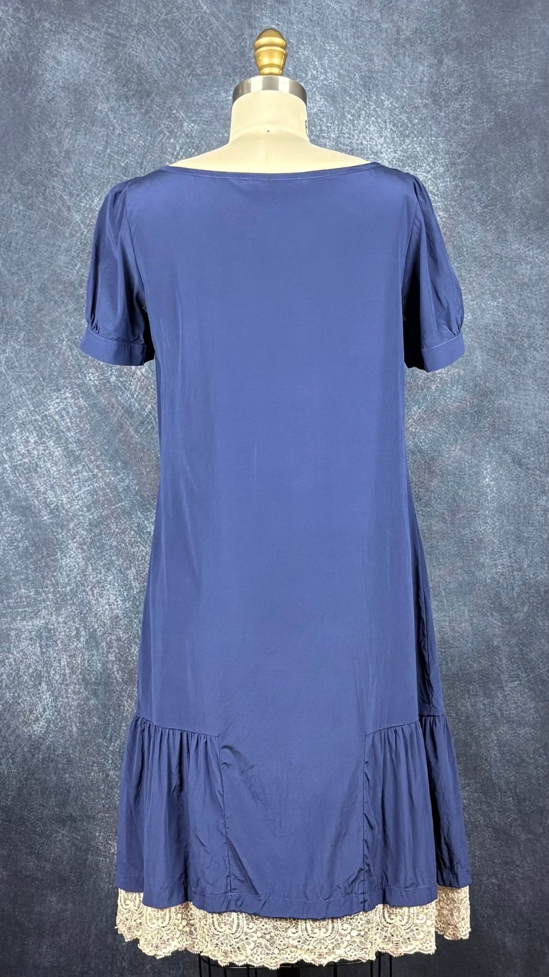 Robe marine en soie et dentelle Twin Set, taille medium qui peut faire small également. Vue de dos,